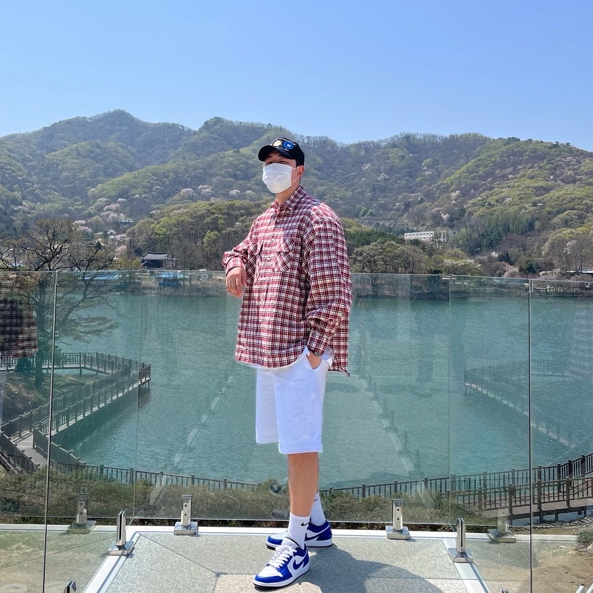 Jordan 1 Low Hyper Royal 착용 스타일 - 2