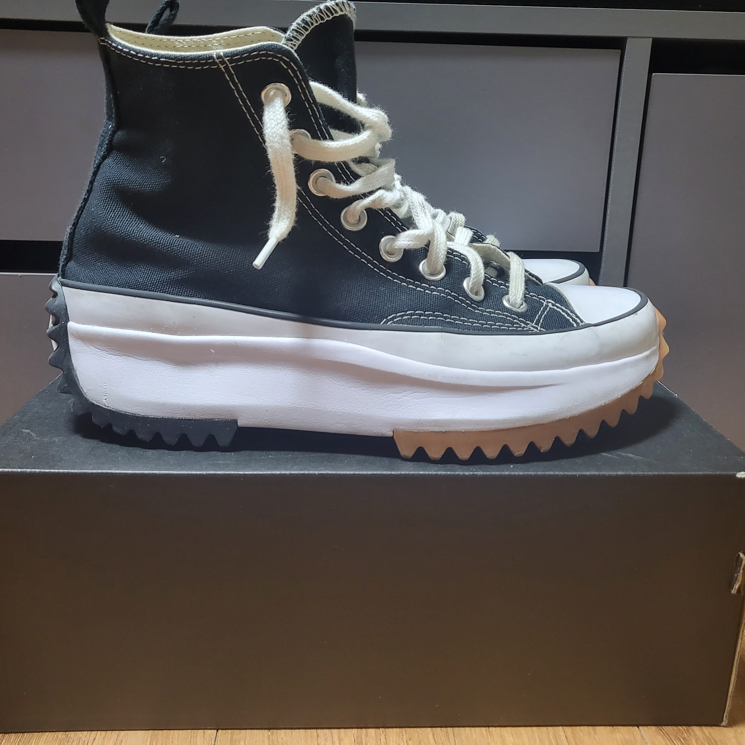 Converse Run Star Hike Hi Black White Gum 착용 스타일