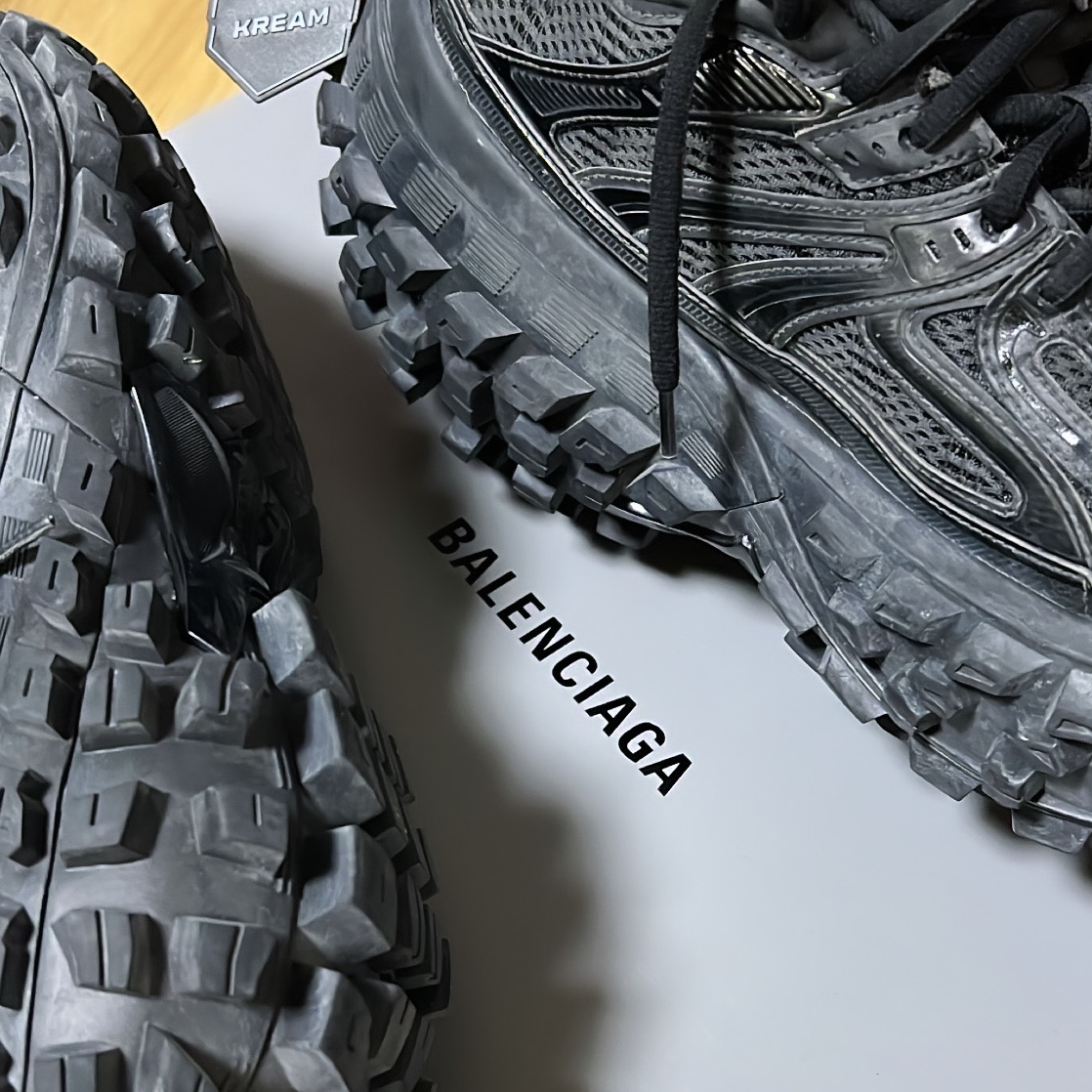 Balenciaga Defender Sneakers Black 착용 스타일