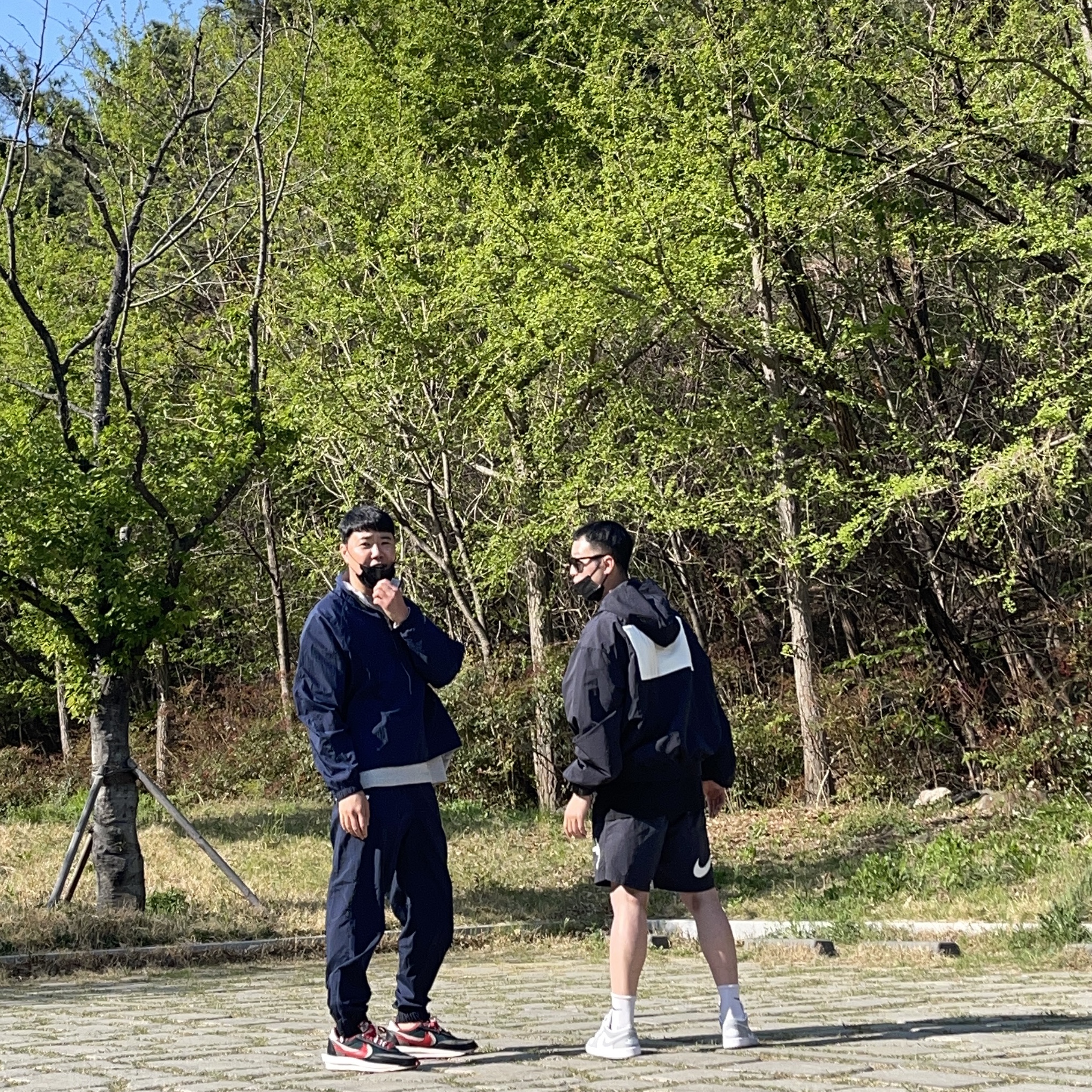 (W) Jordan 1 Low White Wolf Grey, Nike x Fear of God Bomber Hooded Jacket Black 착용 스타일