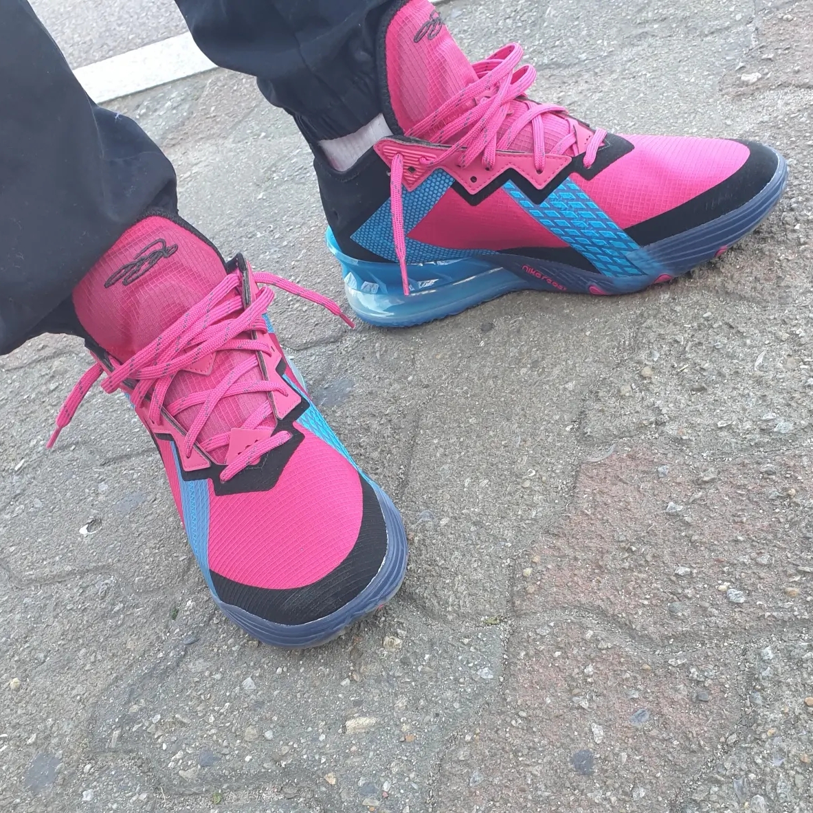 Nike LeBron 18 Low Neon Nights 착용 스타일 - 2