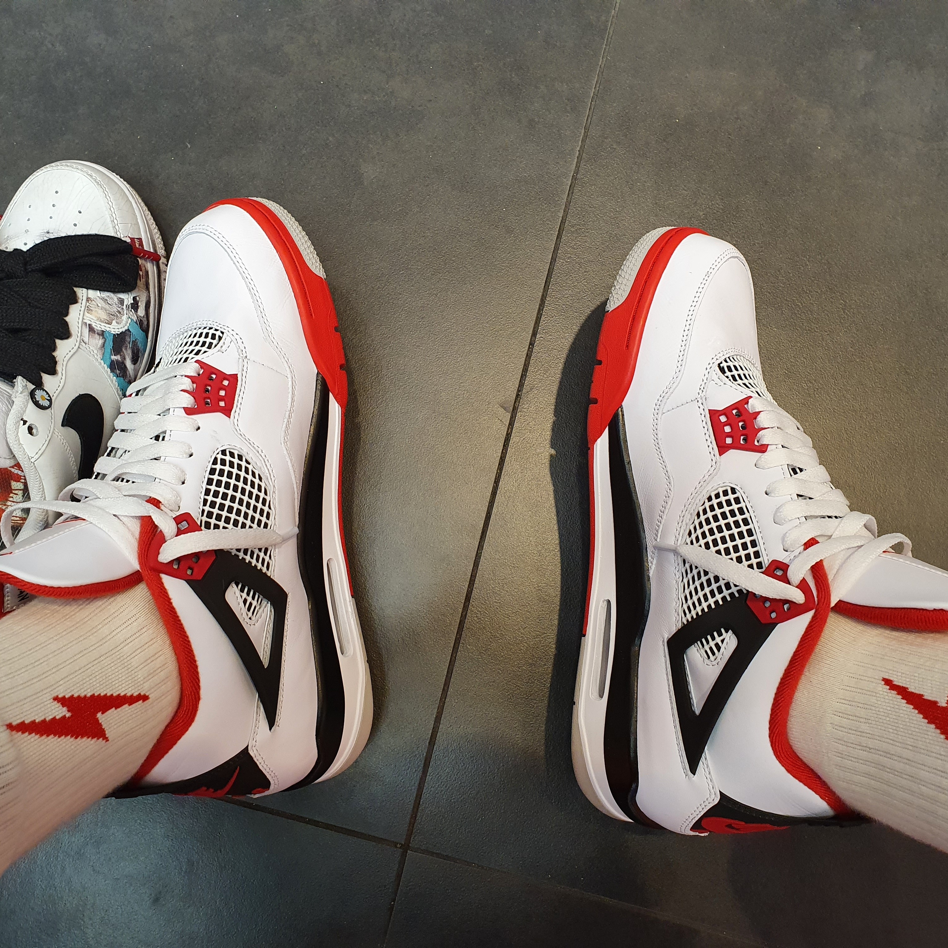 Jordan 4 Retro OG Fire Red 2020 착용 스타일 - 2