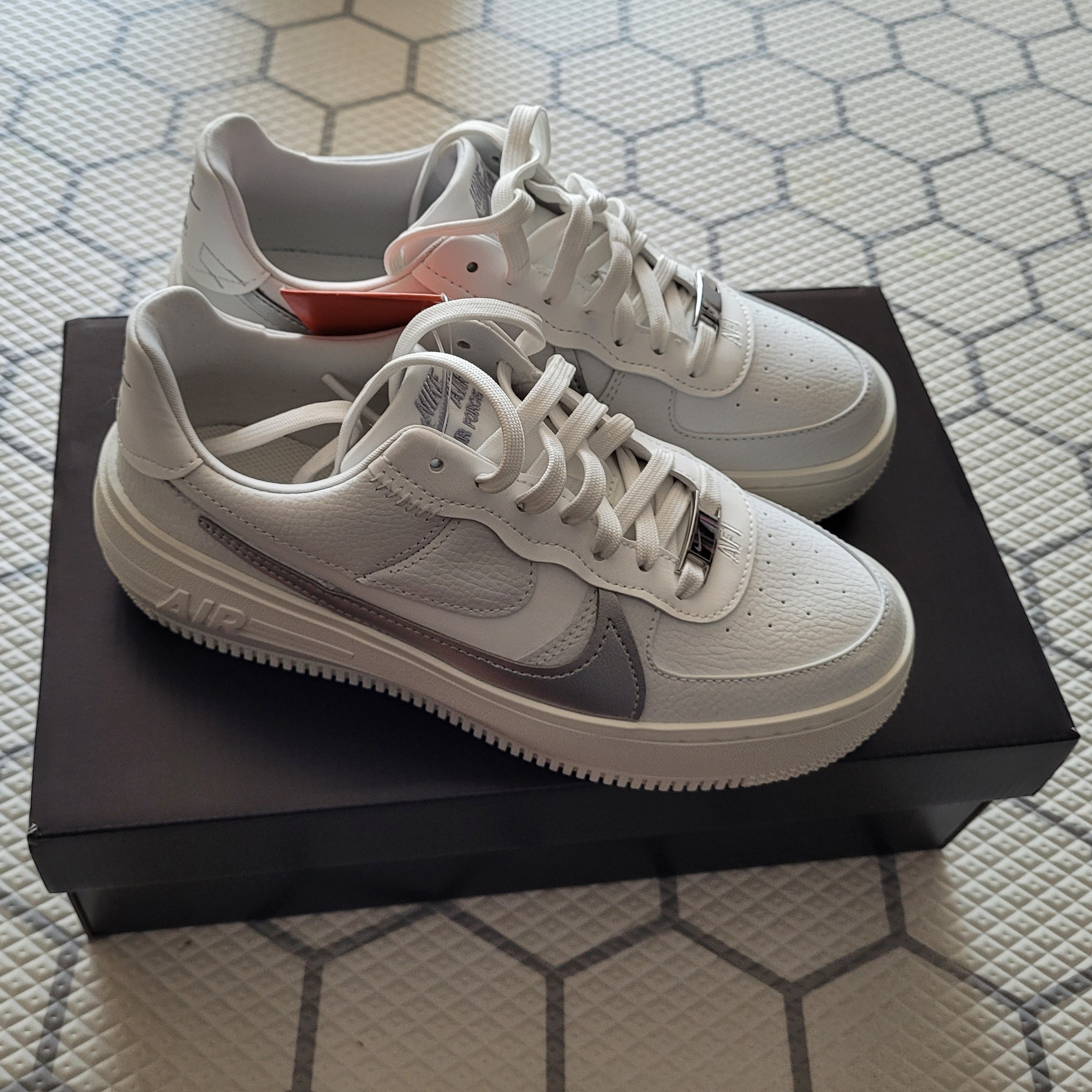 (W) Nike Air Force 1 PLT.AF.ORM Summit White Metallic Silver 착용 스타일