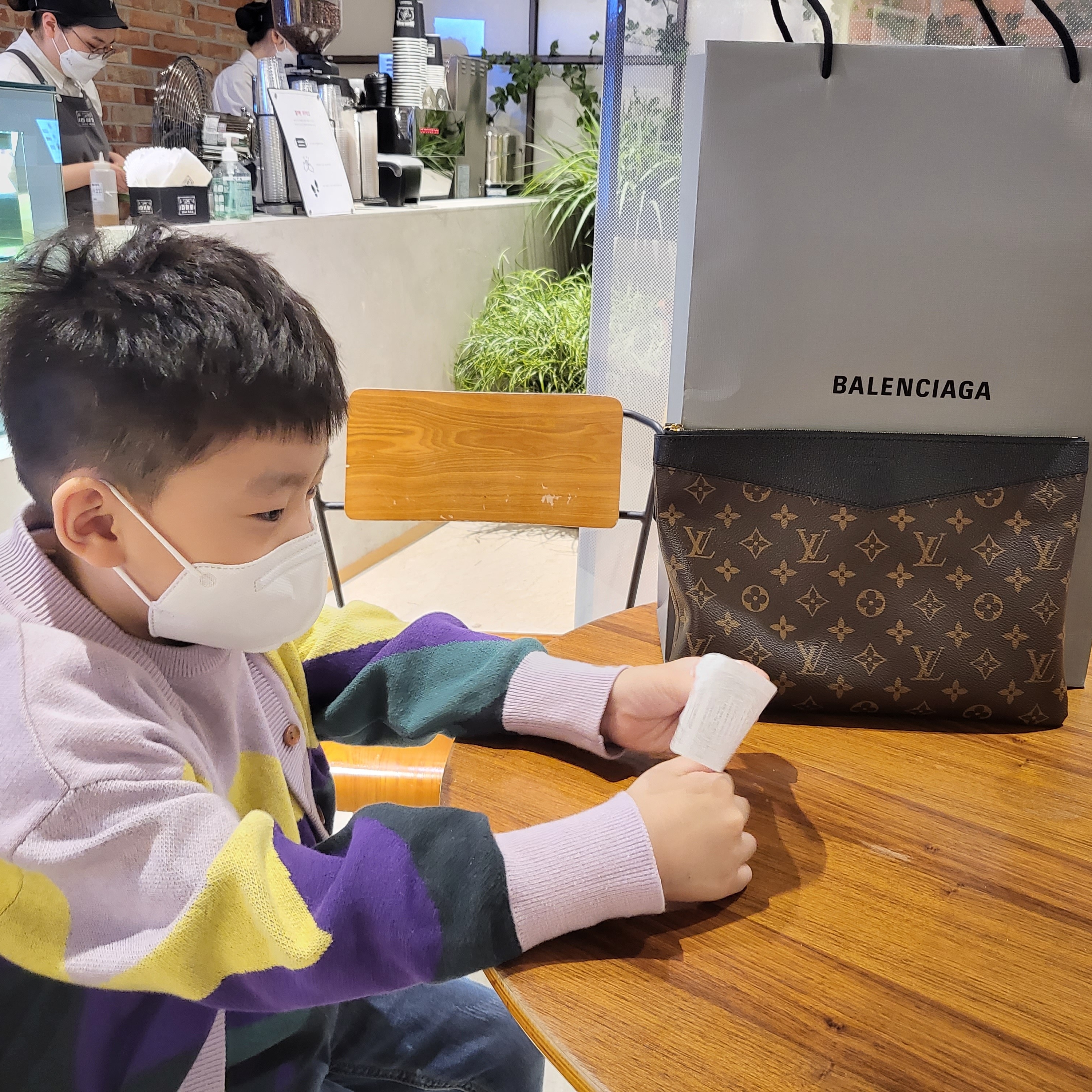Louis Vuitton Daily Pouch Monogram Black, (W) Balenciaga Speed Trainer Black White 2021/2022 착용 스타일 - 1