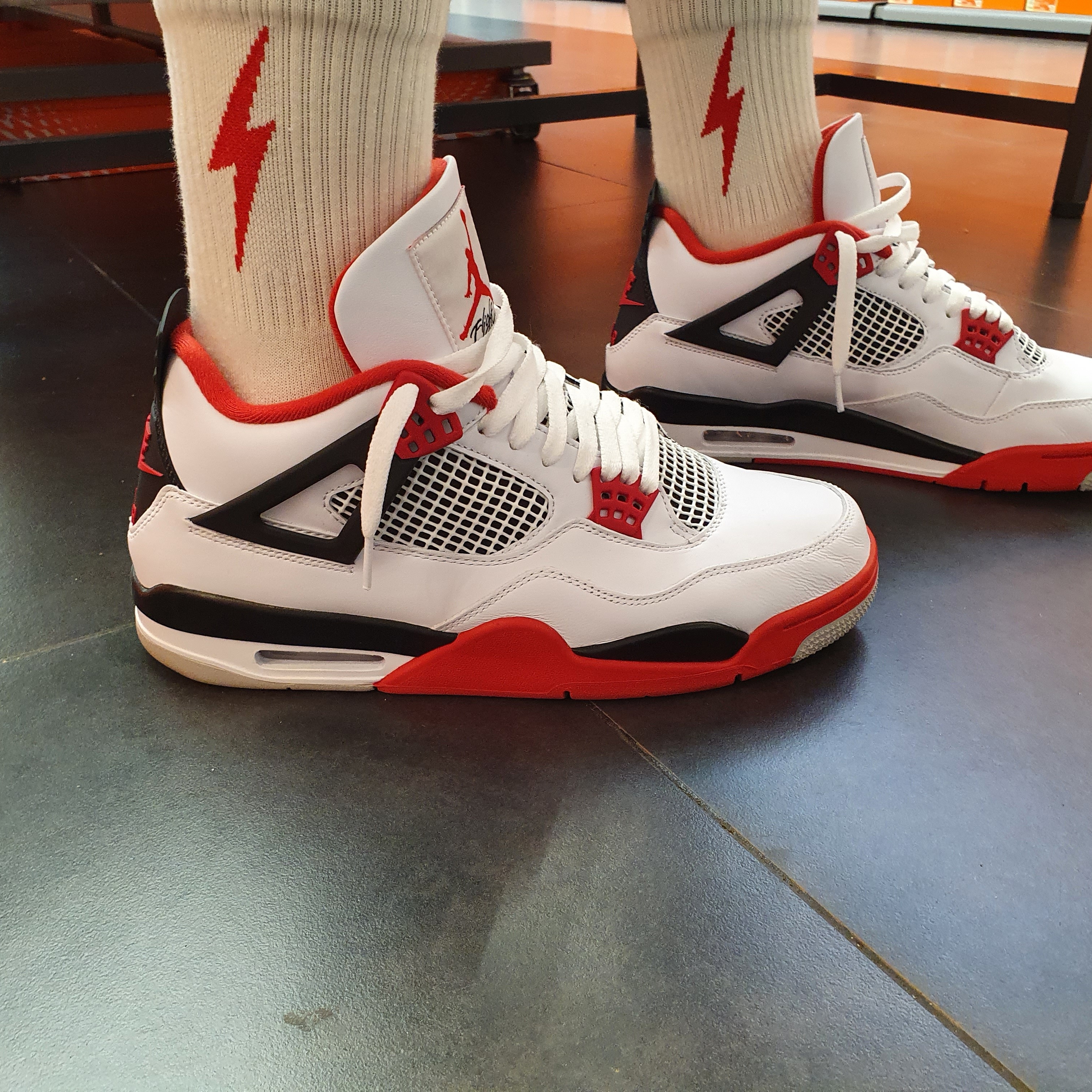 Jordan 4 Retro OG Fire Red 2020 착용 스타일 - 3