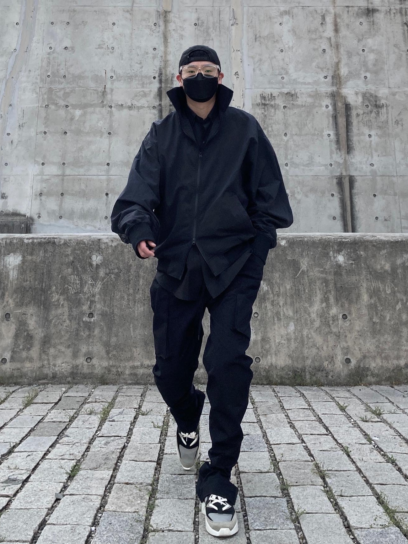 Essentials Backless Sneakers Black Grey, Essentials x New Era Retro Crown Strapback Black 착용 스타일 - 4