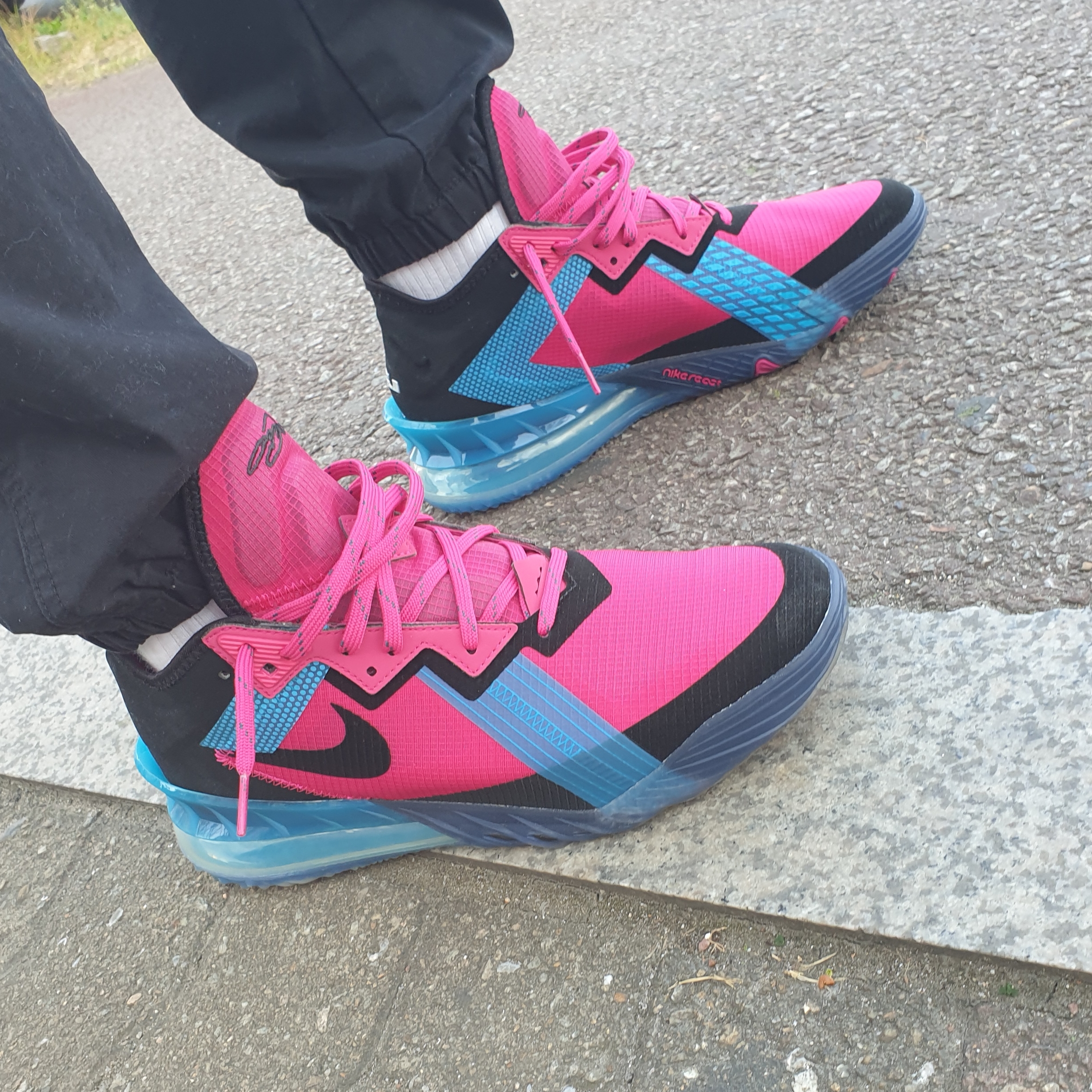 Nike LeBron 18 Low Neon Nights 착용 스타일 - 1