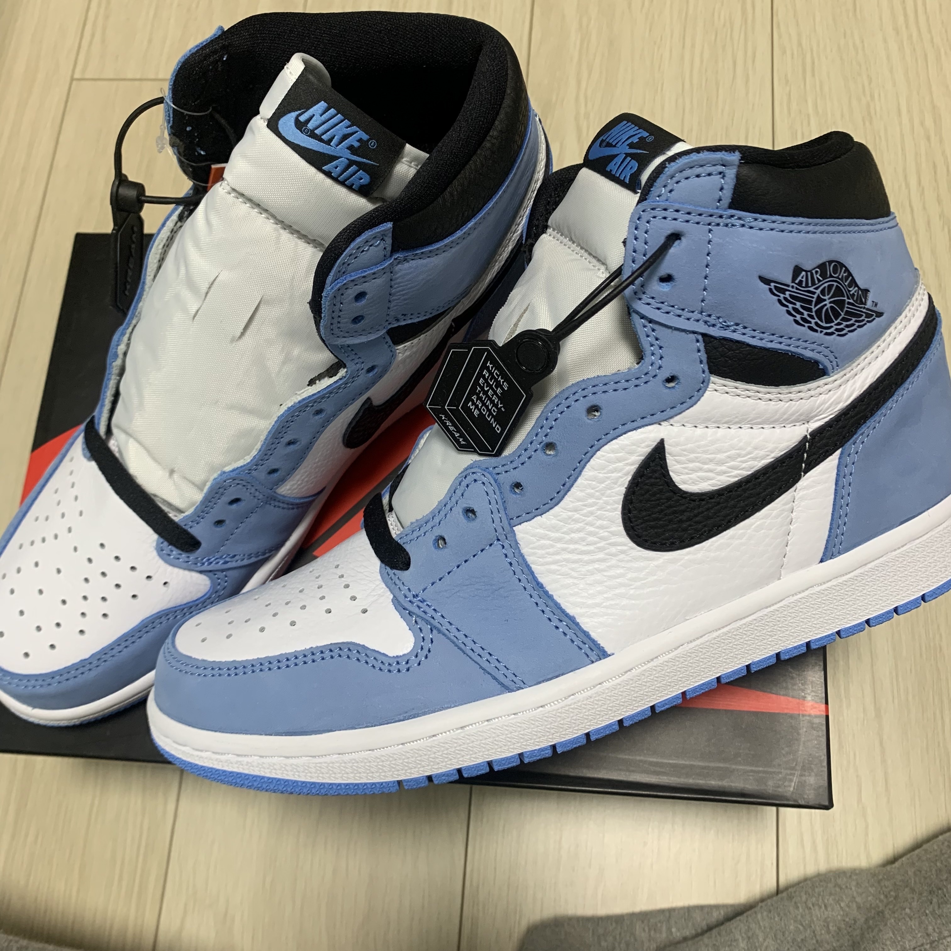 Jordan 1 Retro High OG University Blue 착용 스타일 - 1