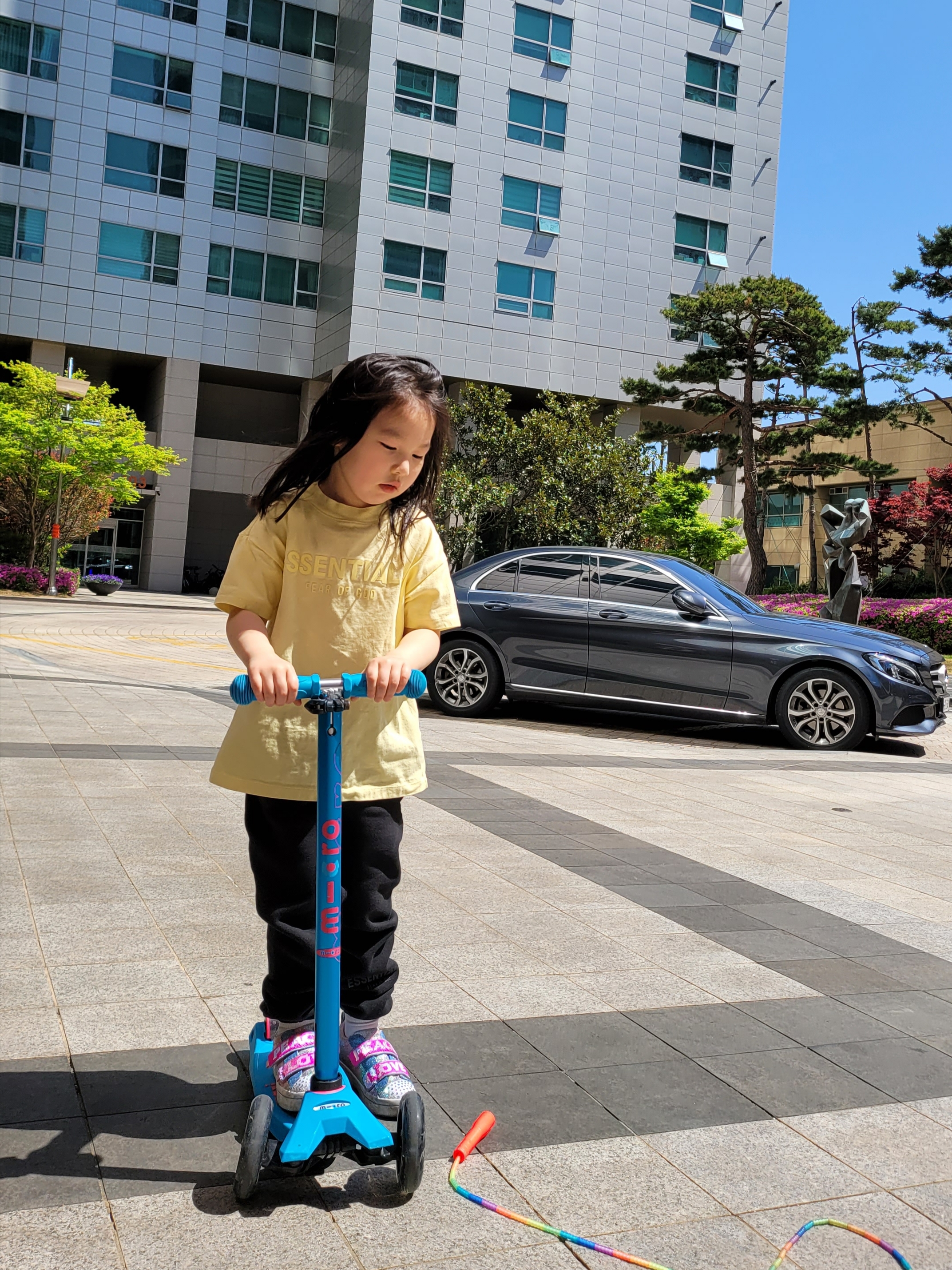 (Kids) Essentials T-Shirt Lemonade - 21SS, (Kids) Essentials Sweatpants Black - 21SS 착용 스타일 - 2