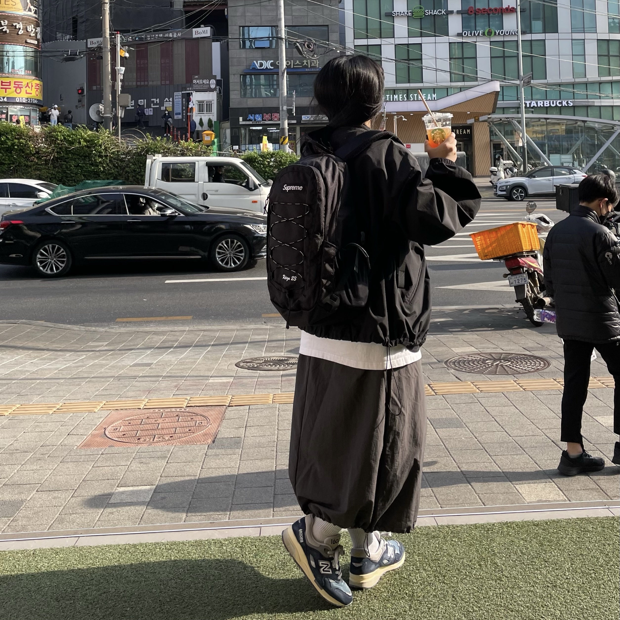 Supreme Backpack Black - 22SS, New Balance 1600 Premium Vintage Navy 착용 스타일 - 1