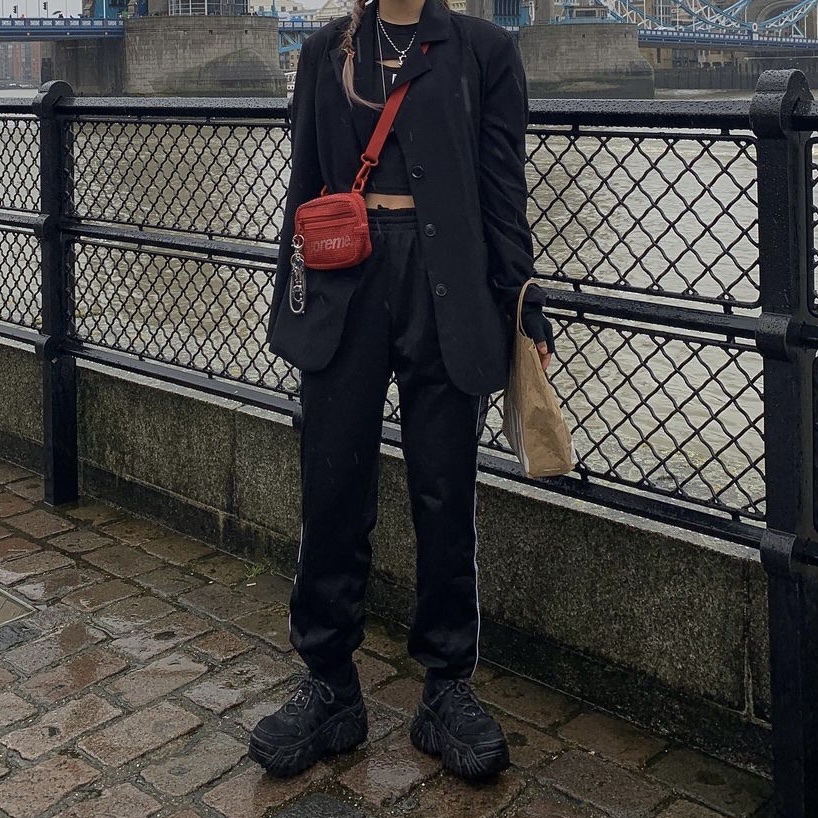Supreme Small Shoulder Bag Black - 20SS, Supreme Small Shoulder Bag Dark Red - 20SS 착용 스타일