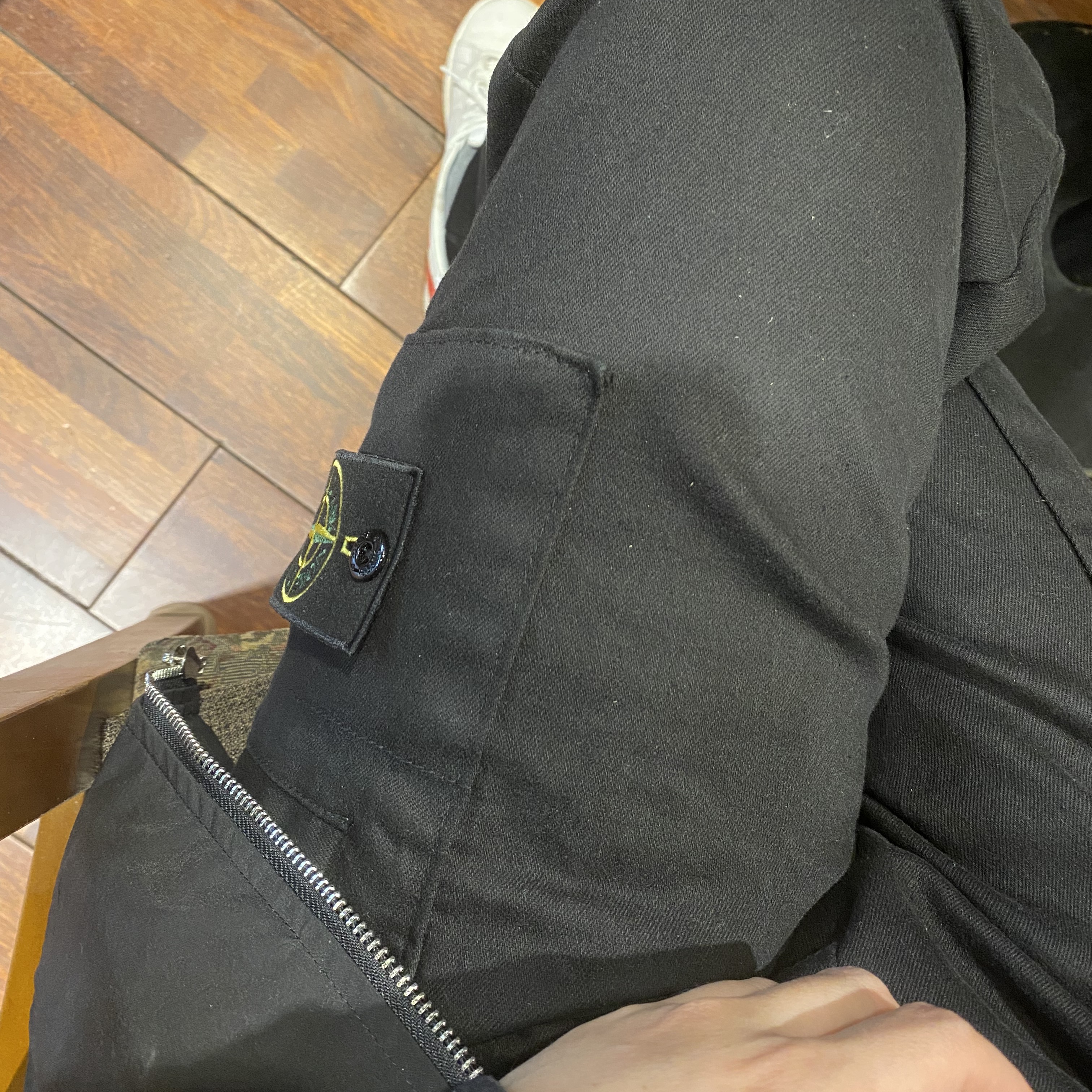 Jordan 1 Centre Court White University Red, Stone Island 31303 Stretch Cotton Tela Paracadute Cargo Pants Black - 22SS 착용 스타일