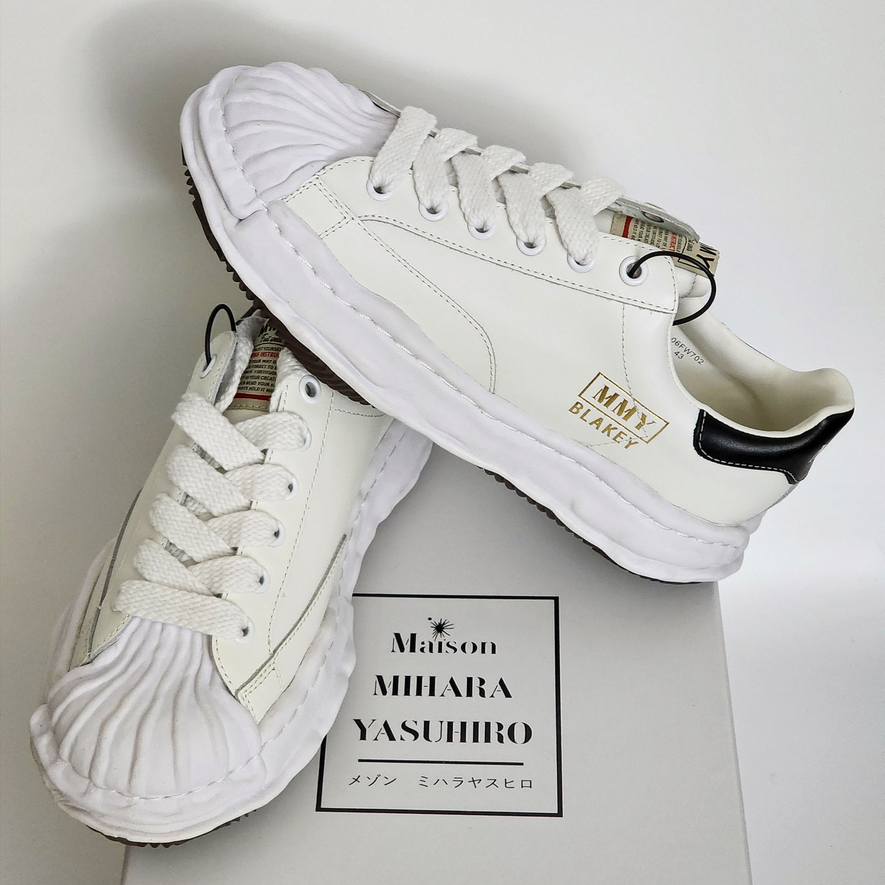 Maison Mihara Yasuhiro Blakey OG Sole Leather Low-top Sneakers White 착용 스타일