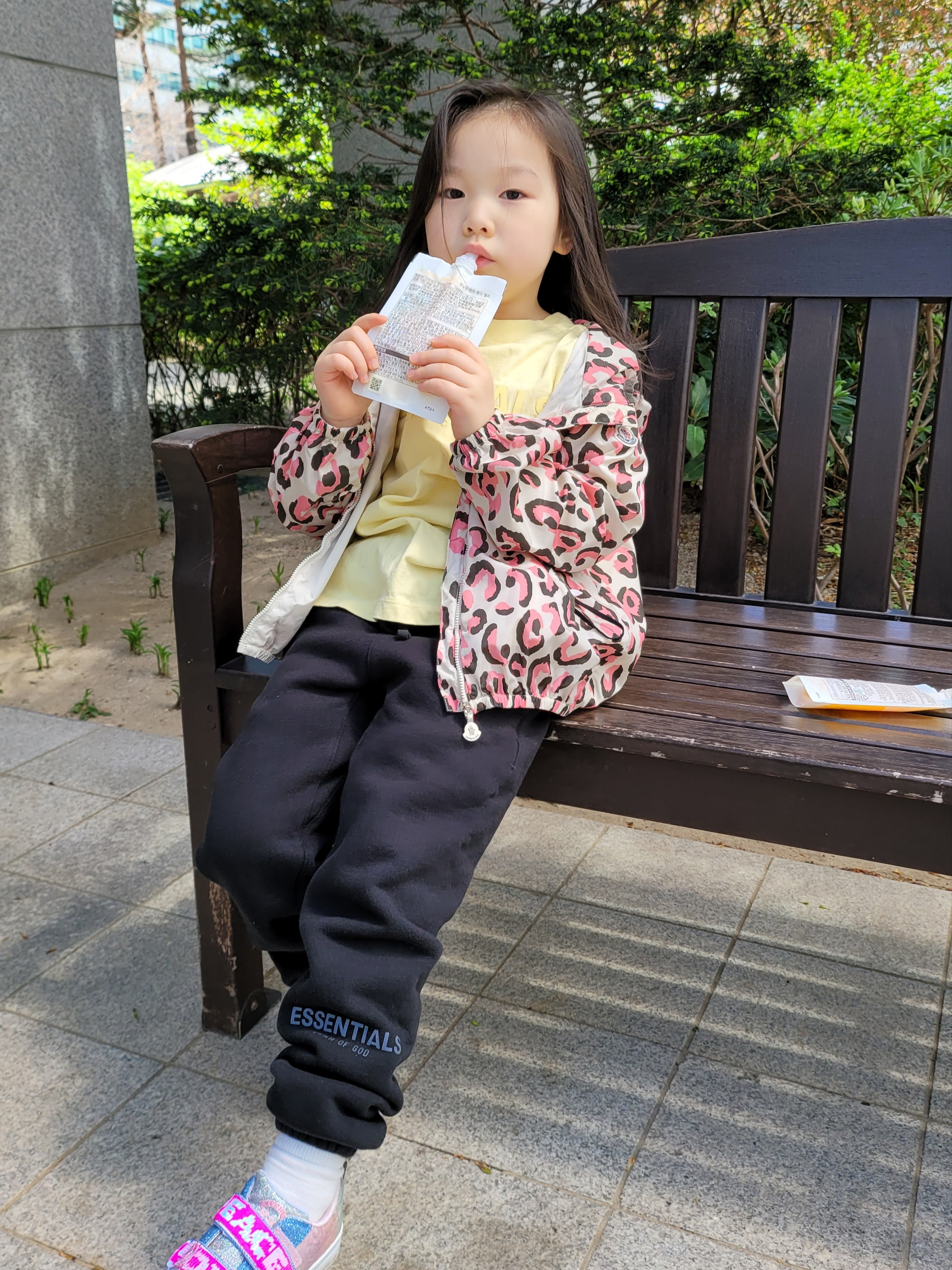 (Kids) Essentials T-Shirt Lemonade - 21SS, (Kids) Essentials Sweatpants Black - 21SS 착용 스타일 - 1