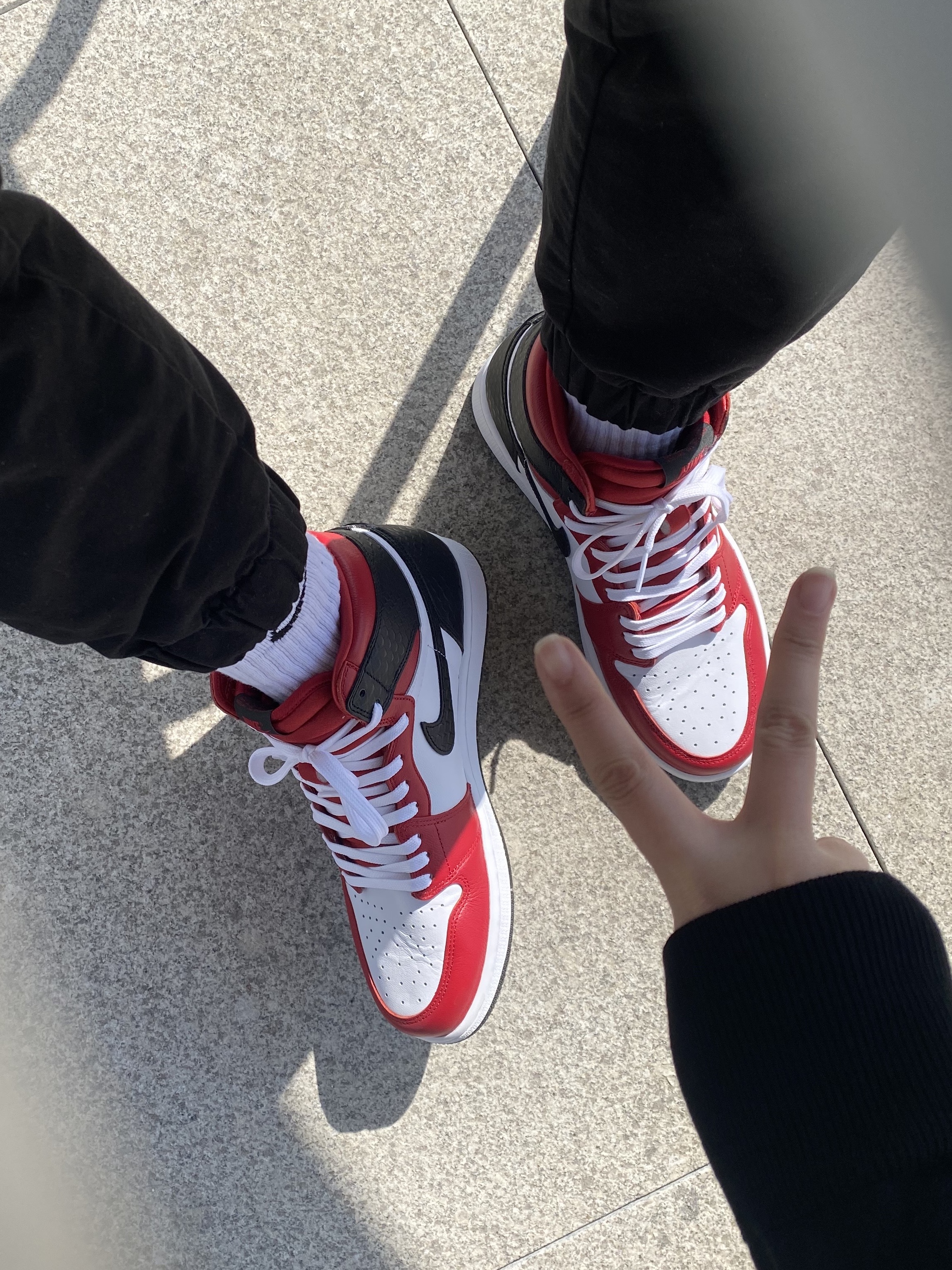 (W) Jordan 1 Retro High Satin Red 착용 스타일 - 5