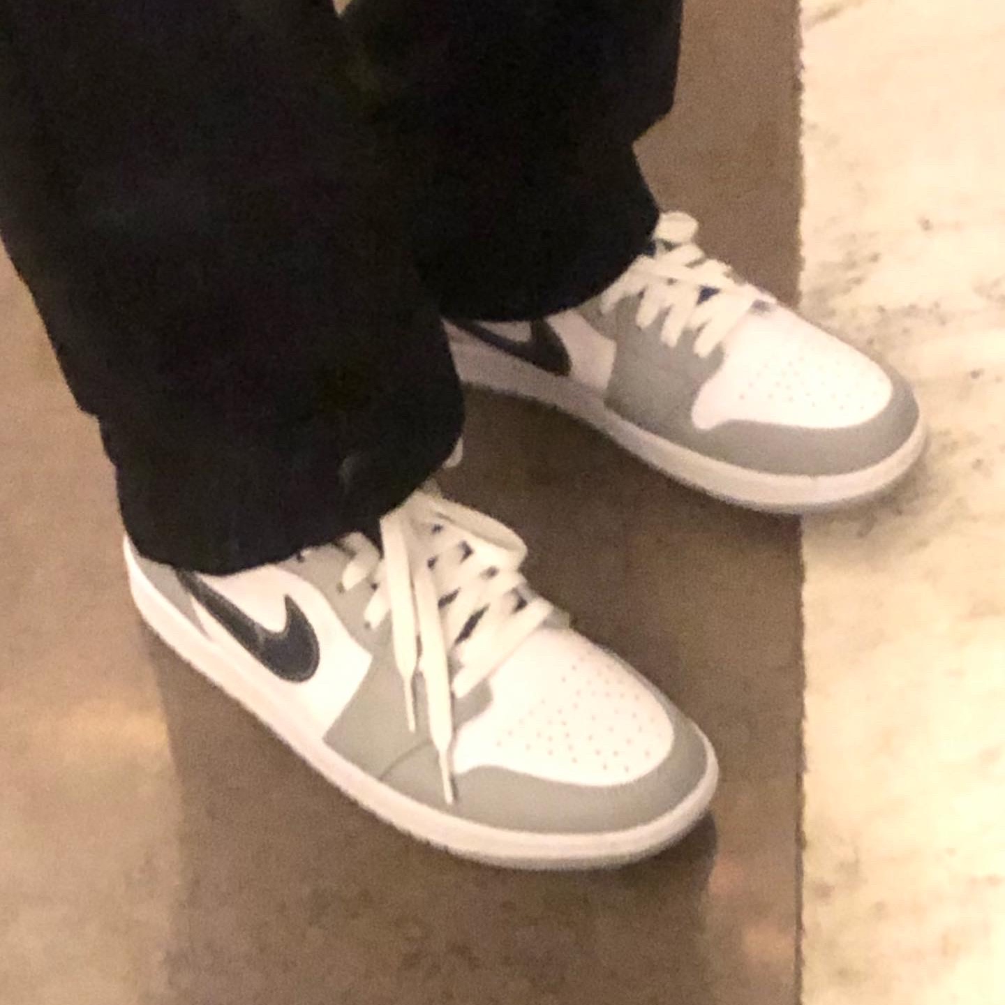 Jordan 1 Mid Light Smoke Grey Anthracite 착용 스타일 - 2