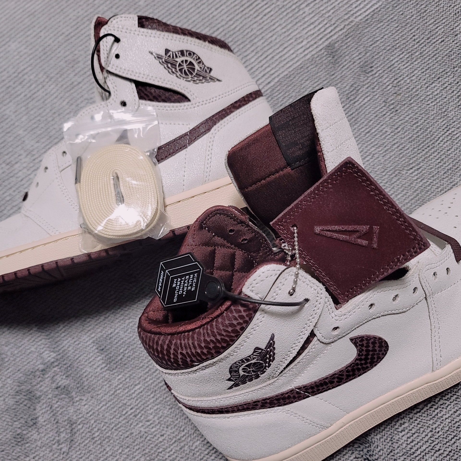 Jordan 1 x A Ma Maniere Retro High OG SP Sail and Burgundy 착용 스타일 - 3