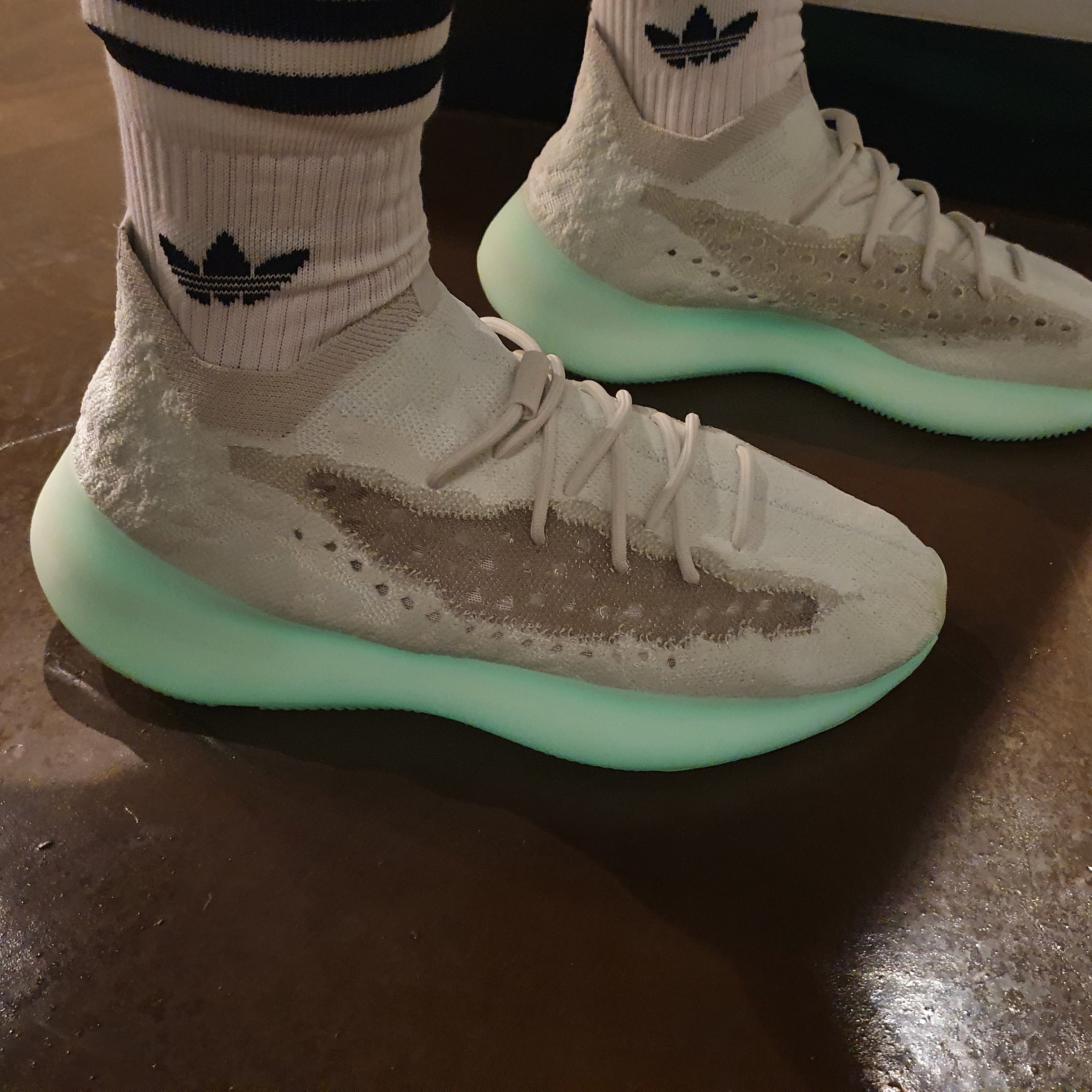 Adidas Yeezy Boost 380 Calcite Glow 착용 스타일 - 2
