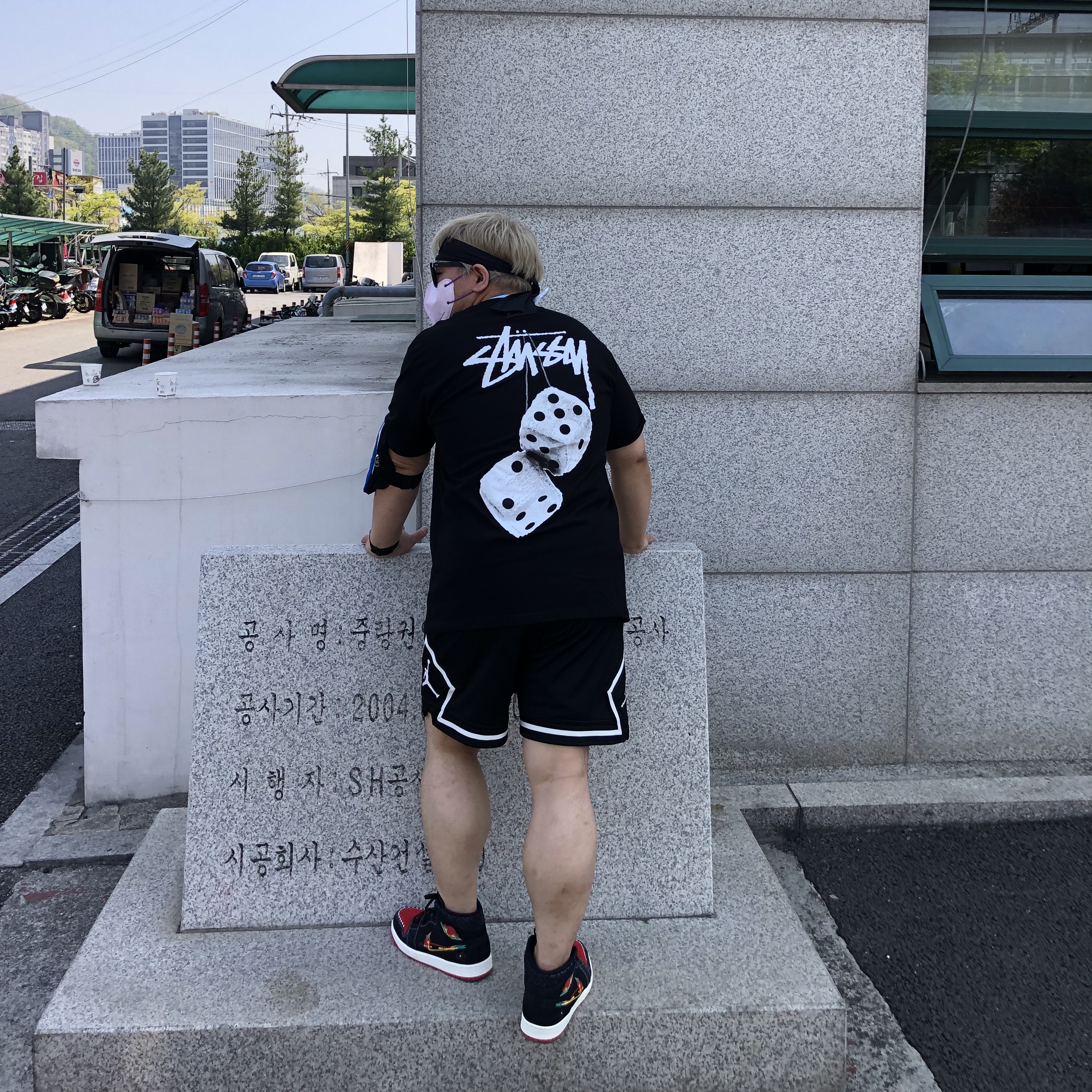 Stussy Fuzzy Dice T-Shirt Black, Jordan 1 Mid SE Siempre Familia 착용 스타일 - 2