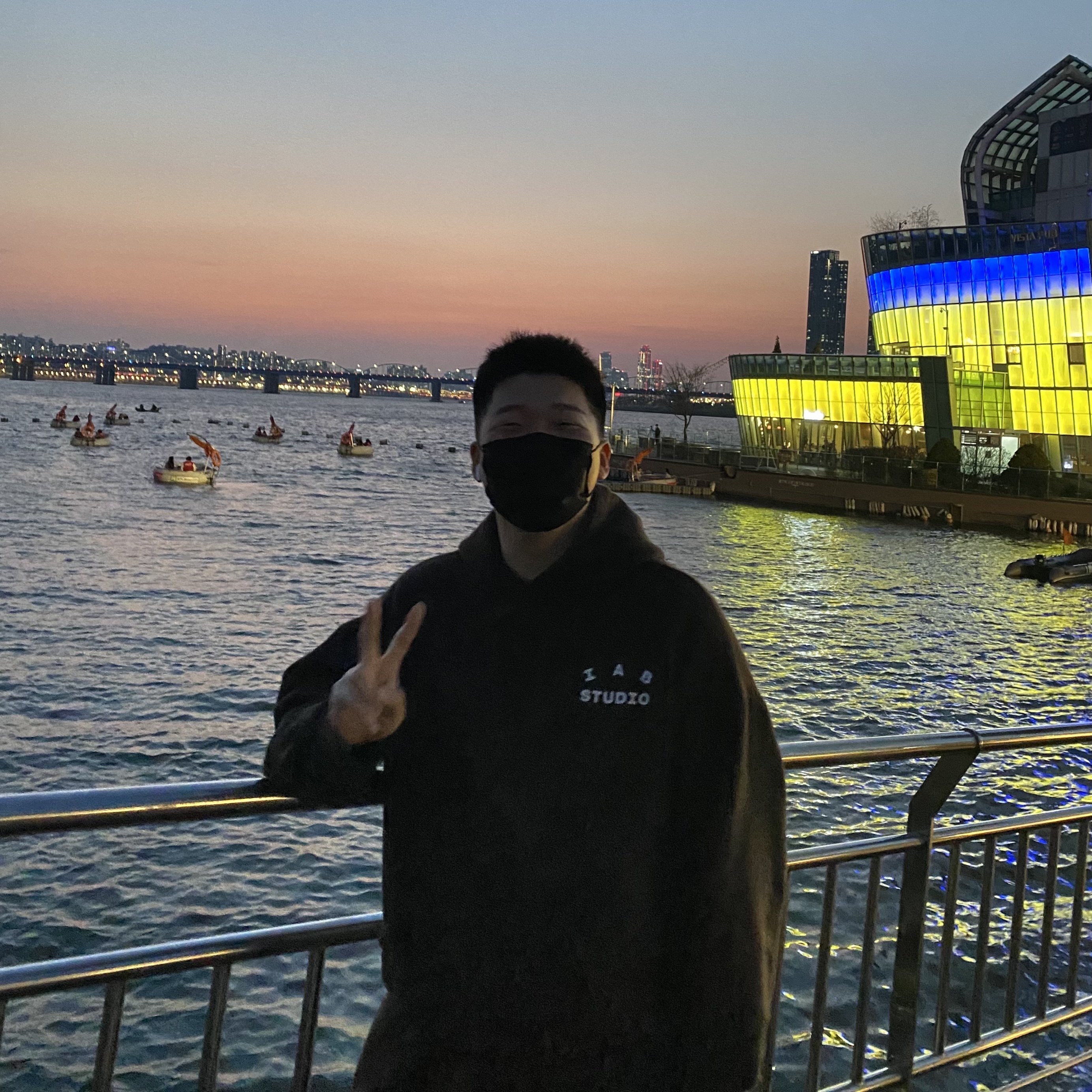 IAB Studio Hoodie Brown 착용 스타일