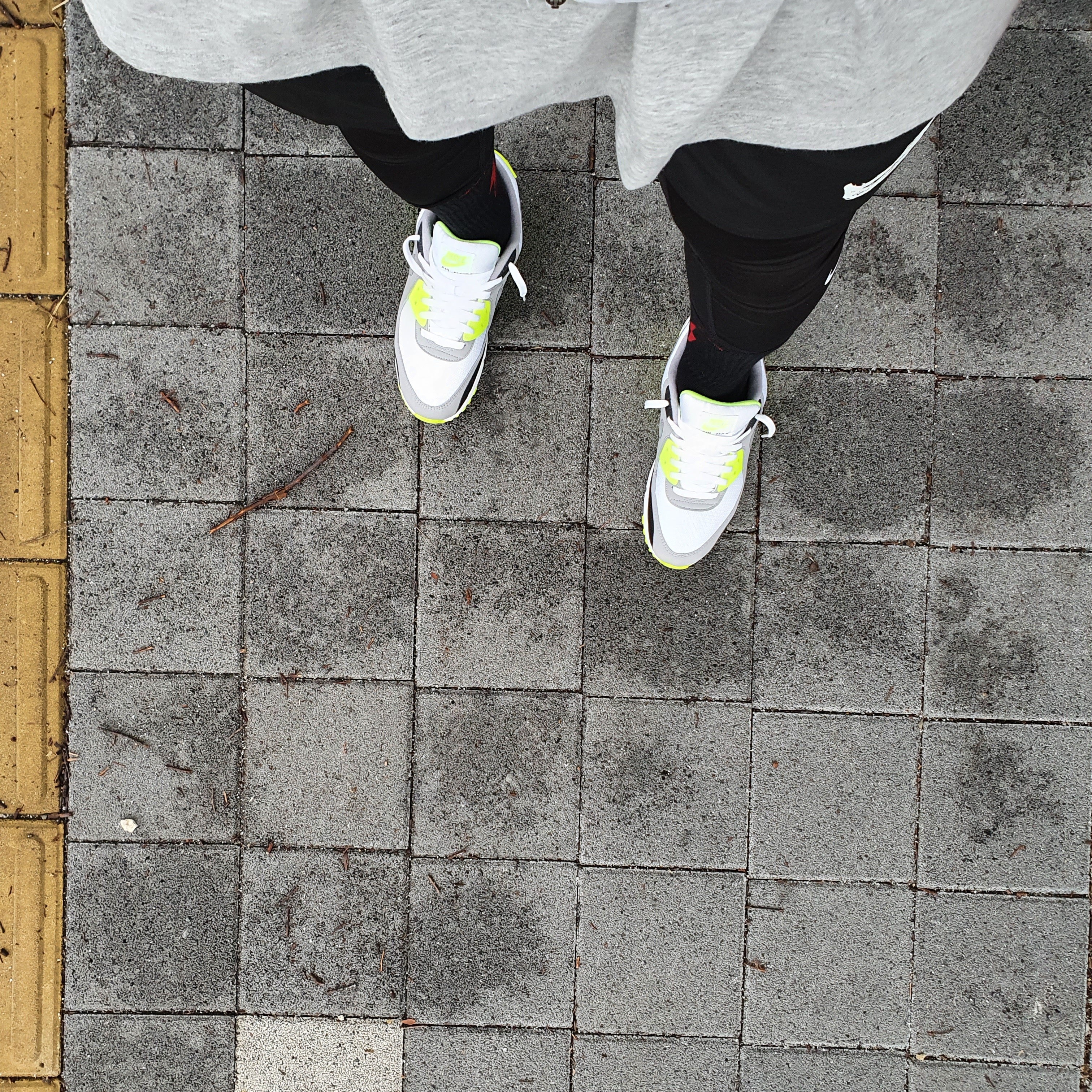 Nike Air Max 90 OG Volt 2020 착용 스타일 - 1
