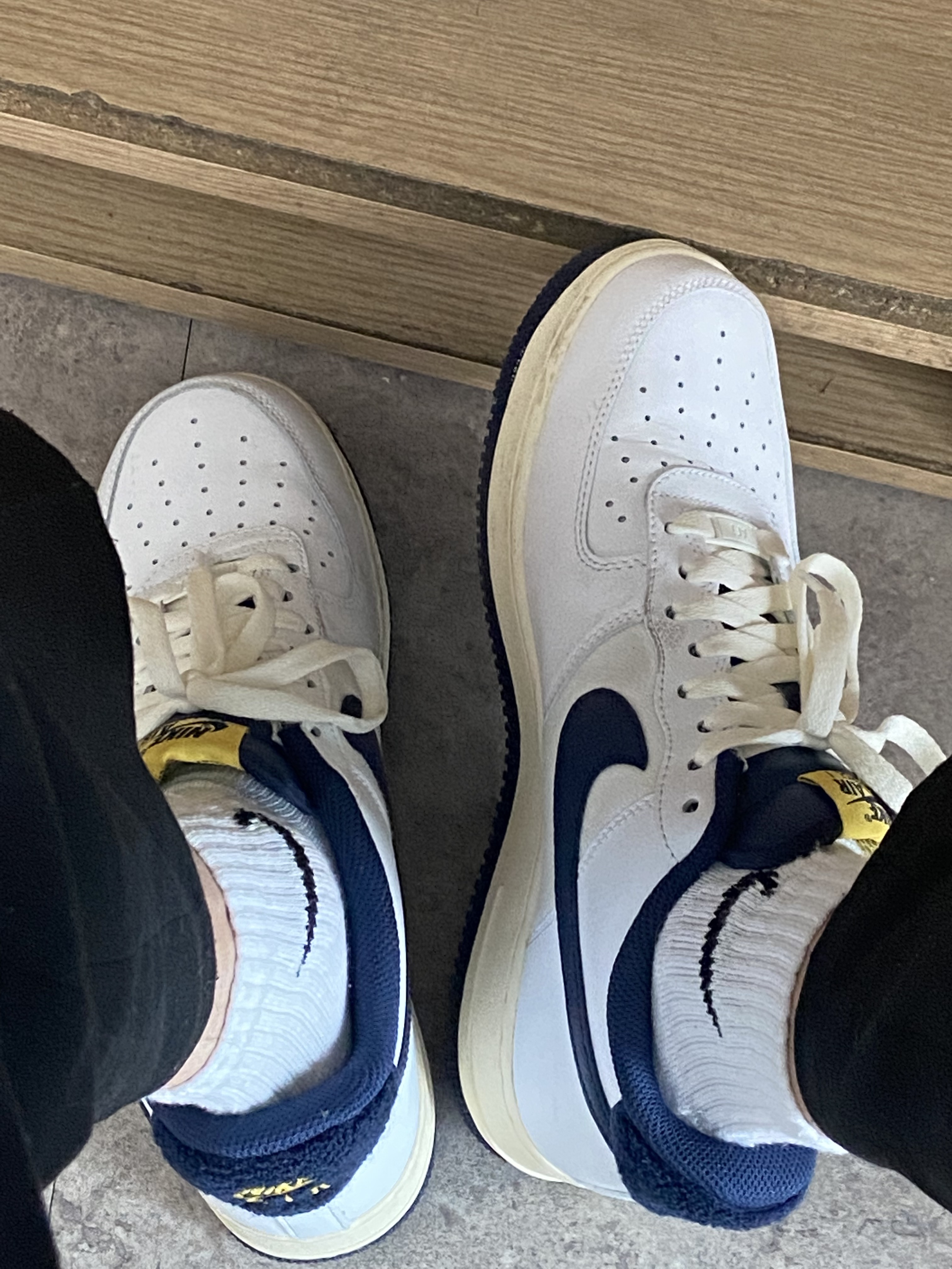 Nike Air Force 1 '07 LV8 Varsity White Midnight Navy 착용 스타일