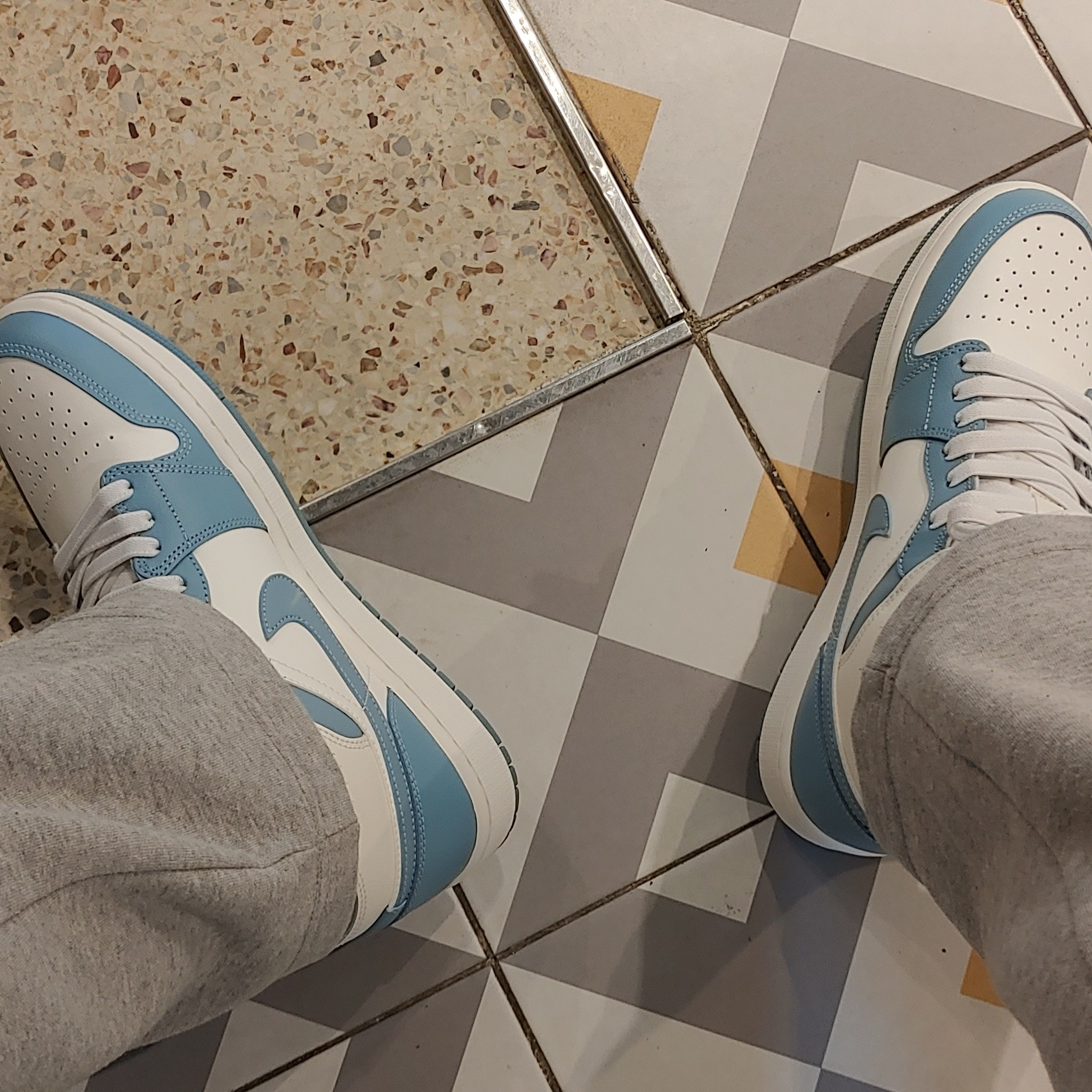 (W) Jordan 1 Mid Sail and Worn Blue, Jordan 1 x Travis Scott x Fragment Retro Low OG SP Military Blue 착용 스타일 - 1