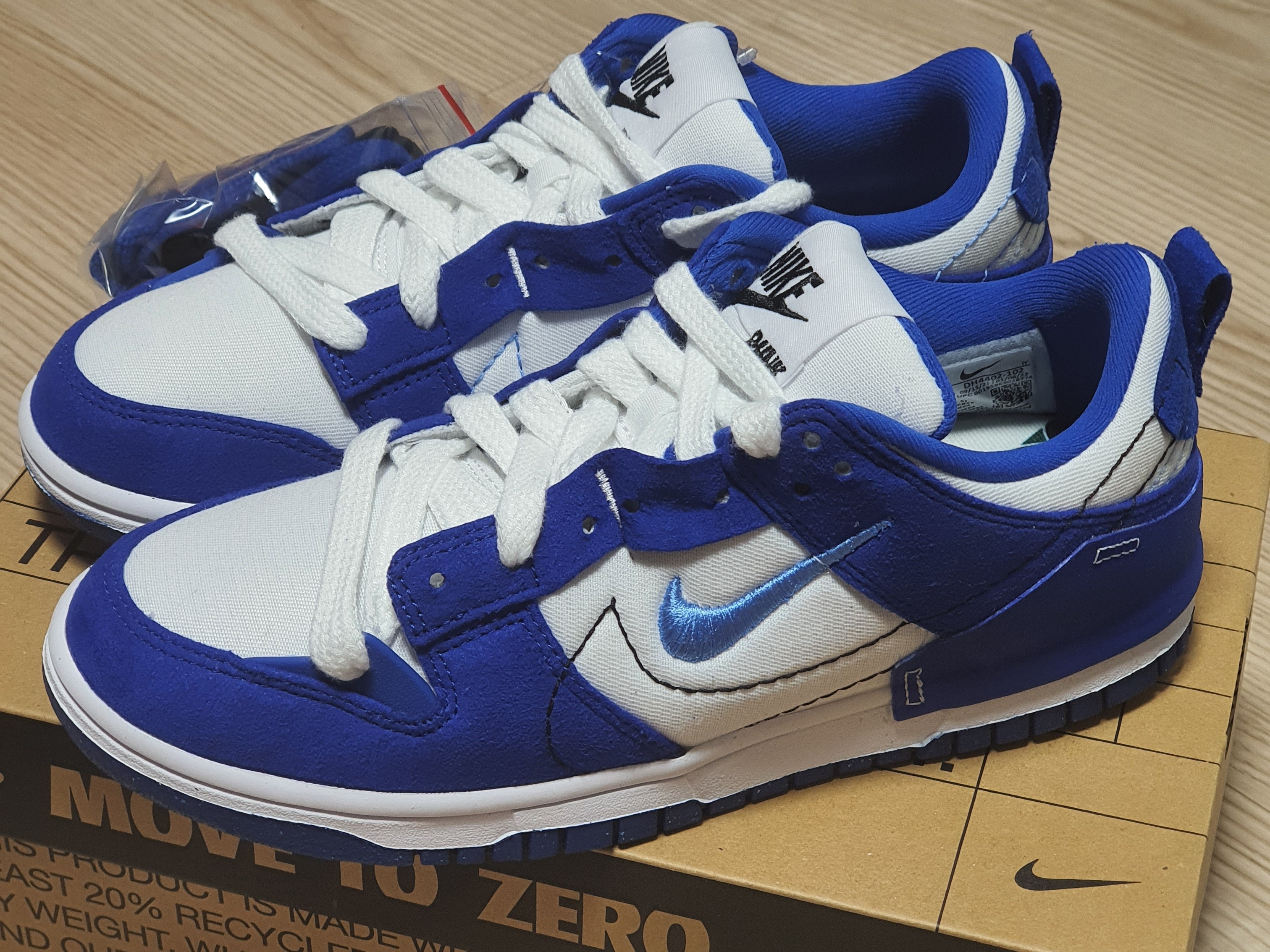 (W) Nike Dunk Low Disrupt 2 White and University Blue 착용 스타일 - 1