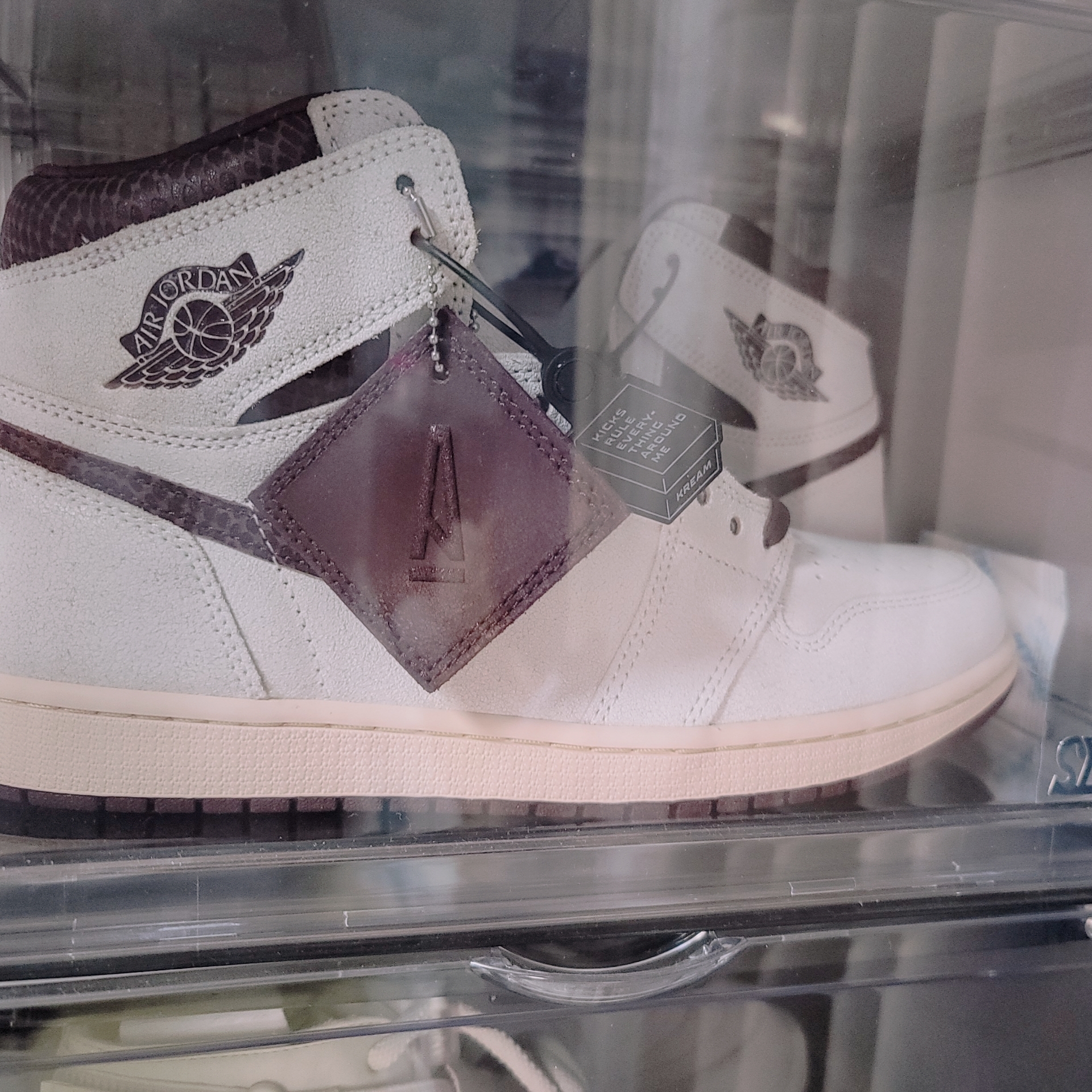 Jordan 1 x A Ma Maniere Retro High OG SP Sail and Burgundy 착용 스타일 - 2