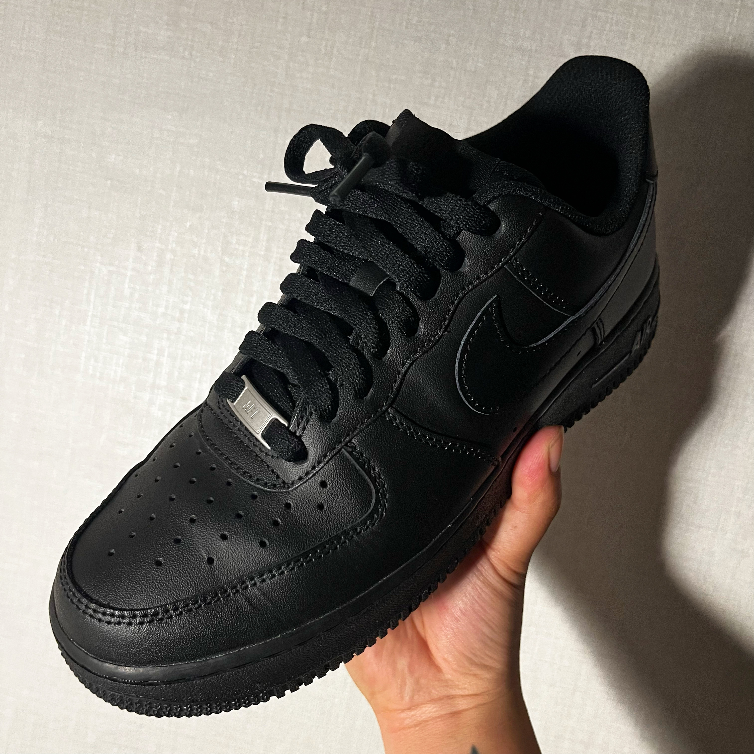 Nike Air Force 1 '07 Low Triple Black 착용 스타일