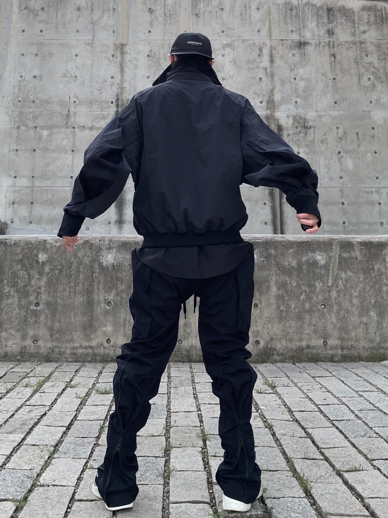 Essentials Backless Sneakers Black Grey, Essentials x New Era Retro Crown Strapback Black 착용 스타일 - 3