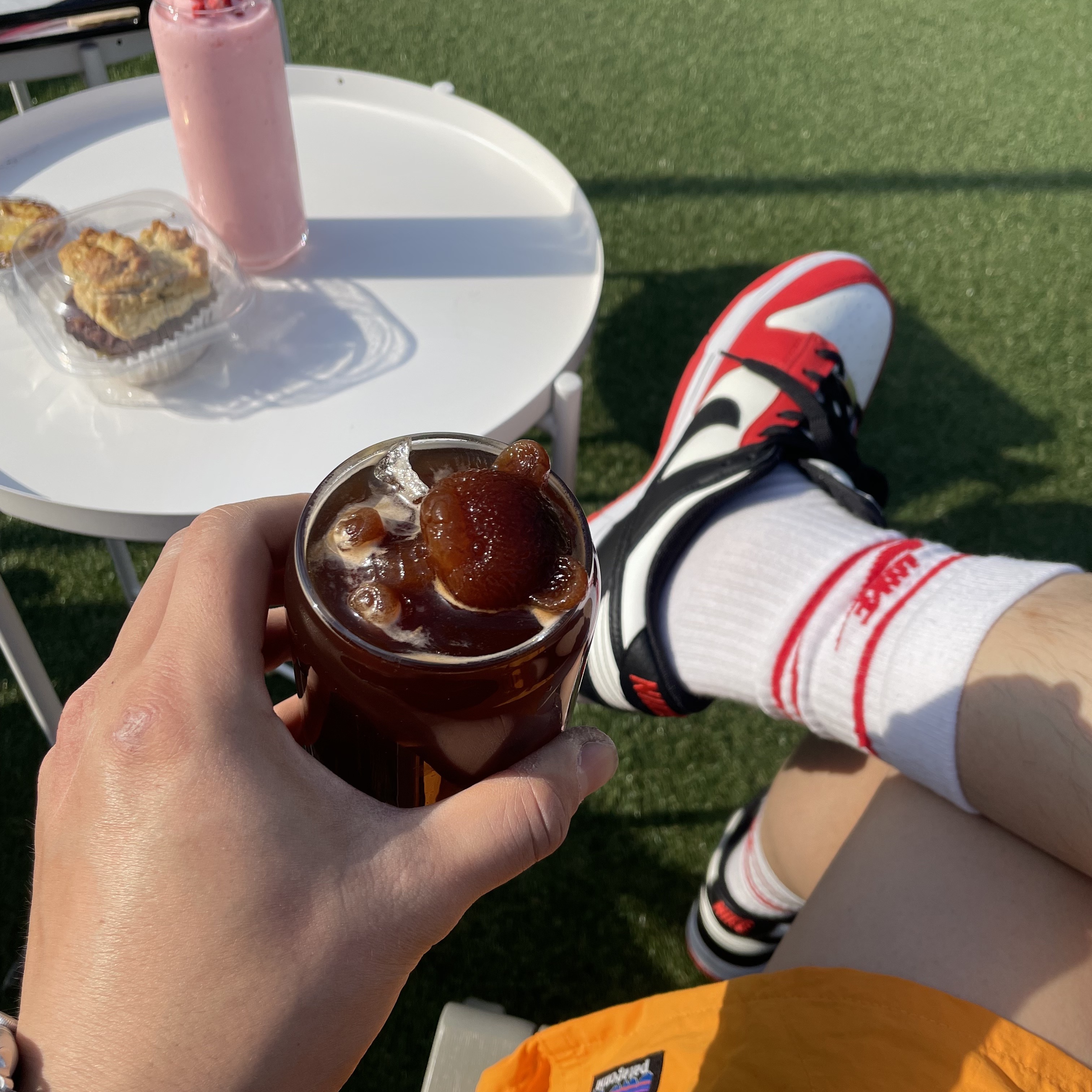 Nike x NBA Dunk Low Retro EMB Black and Chile Red 착용 스타일 - 1