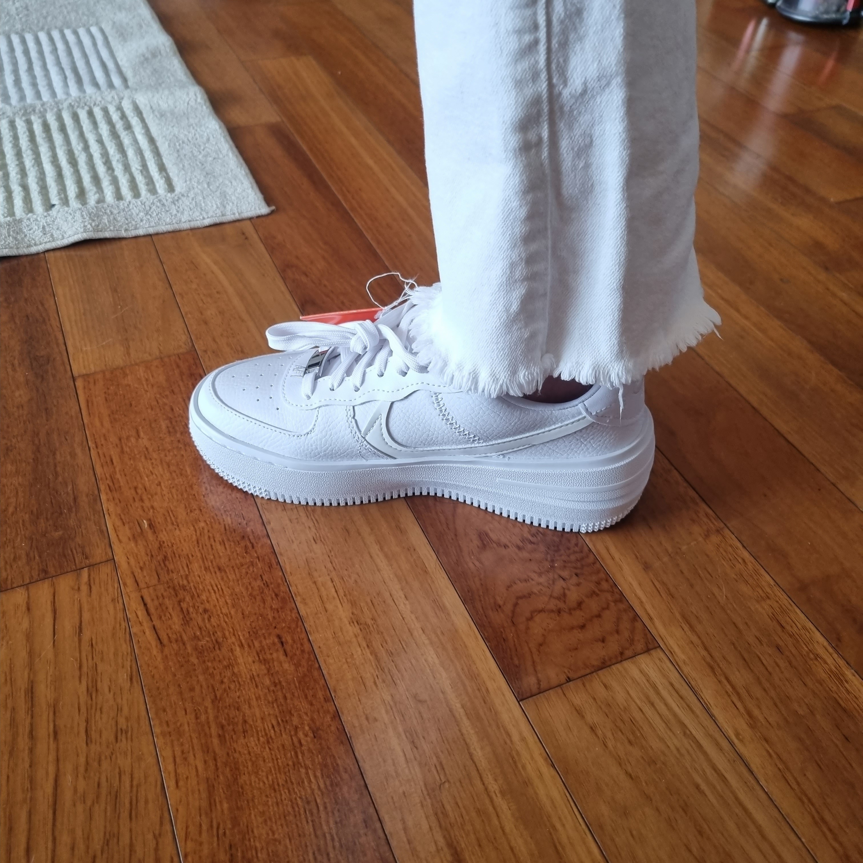 (W) Nike Air Force 1 PLT.AF.ORM Triple White 착용 스타일 - 1
