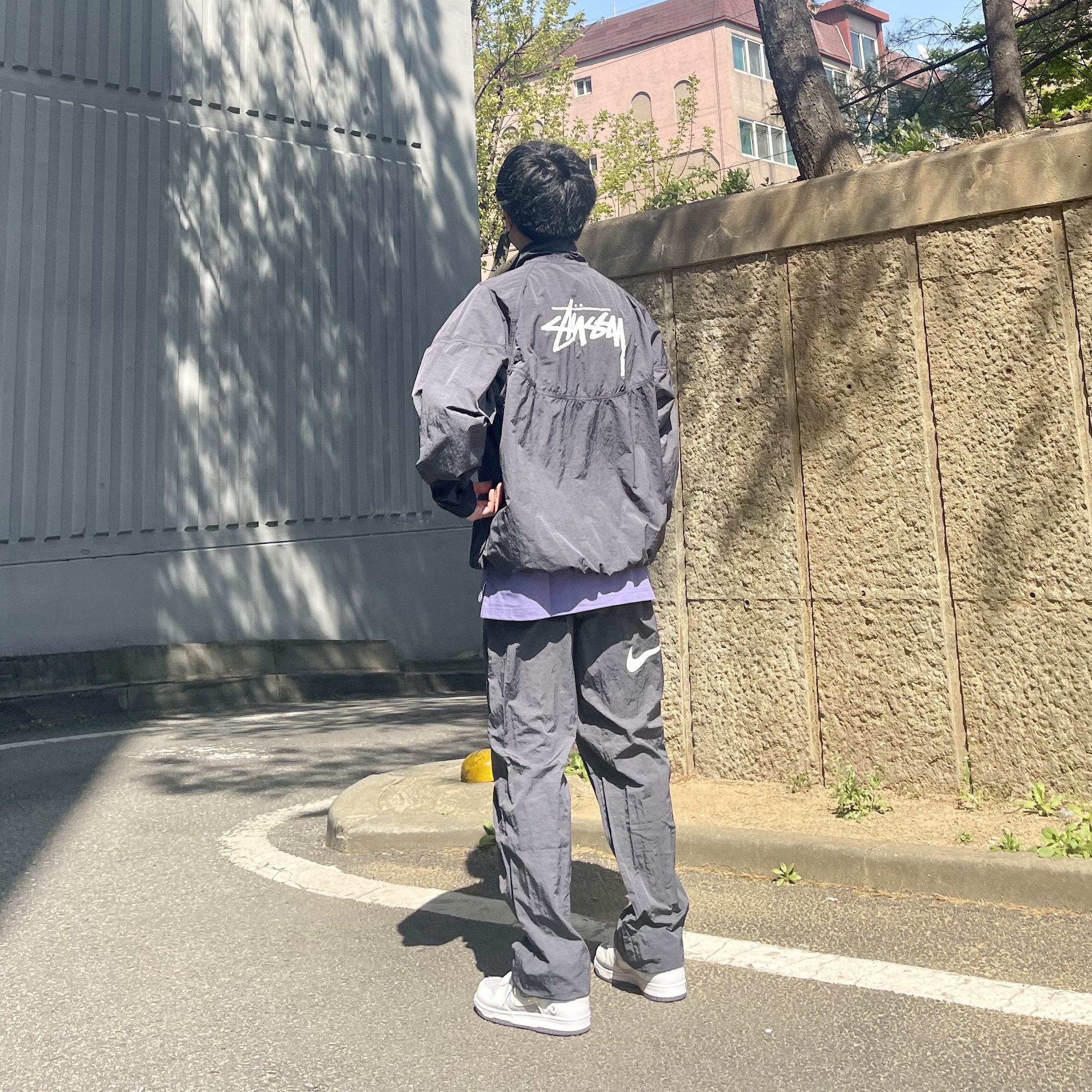 Nike x Stussy Windrunner Jacket Off Noir, Nike x Stussy Beach Pants Off Noir 착용 스타일 - 2
