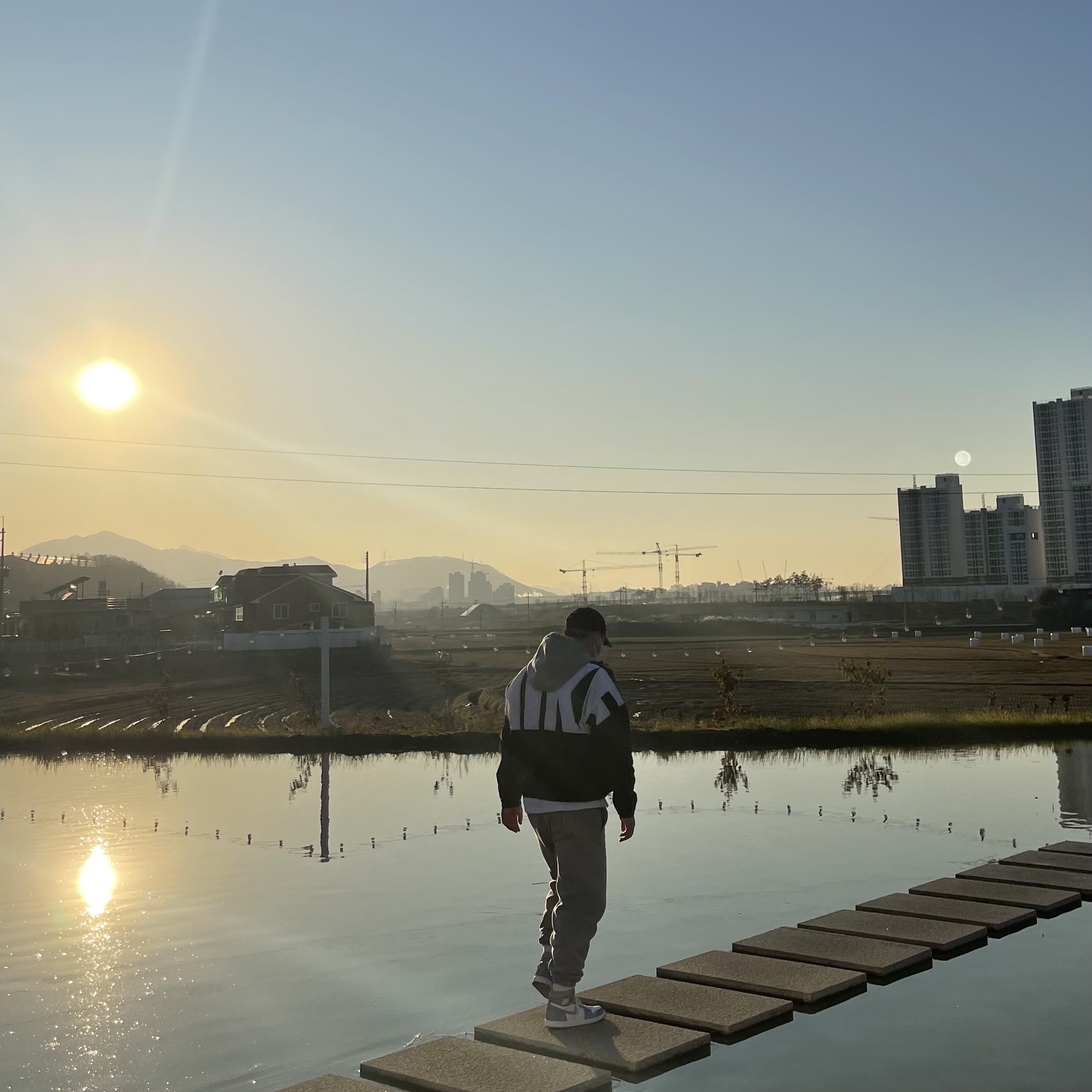 Nike x Drake Nocta Cardinal Stock Essential T-Shirt White - Asia, Nike NRG Solo Swoosh Fleece Pants Dark Grey Heather - US/EU 착용 스타일