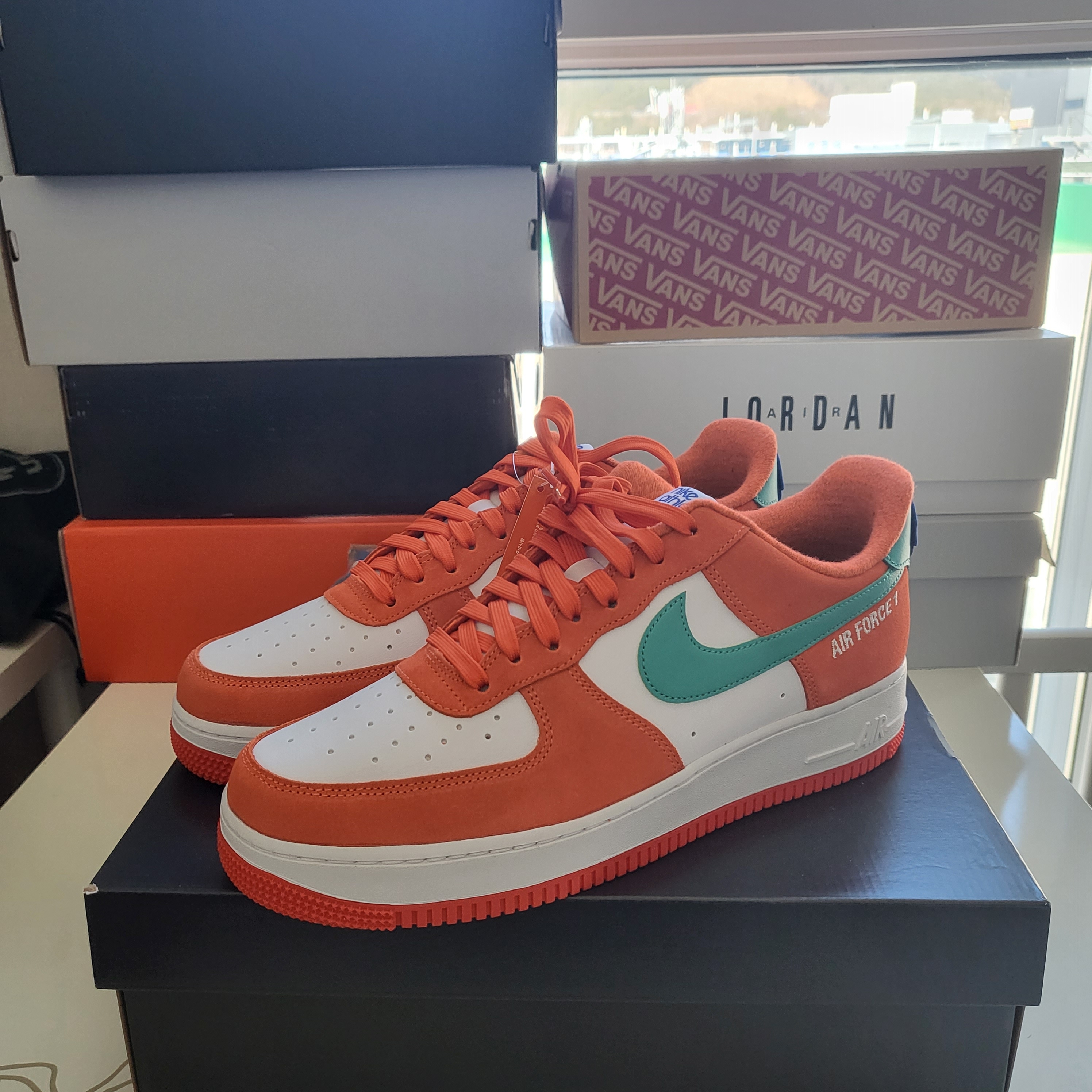 Nike Air Force 1 '07 LV8 Athletic Club Rush Orange Washed Teal 착용 스타일