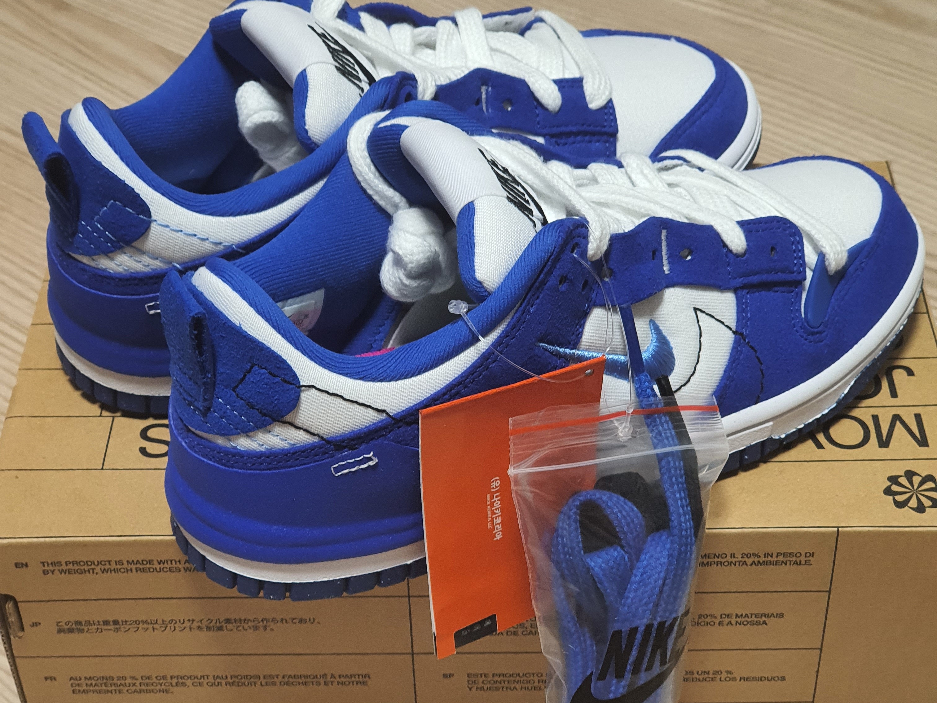 (W) Nike Dunk Low Disrupt 2 White and University Blue 착용 스타일 - 2