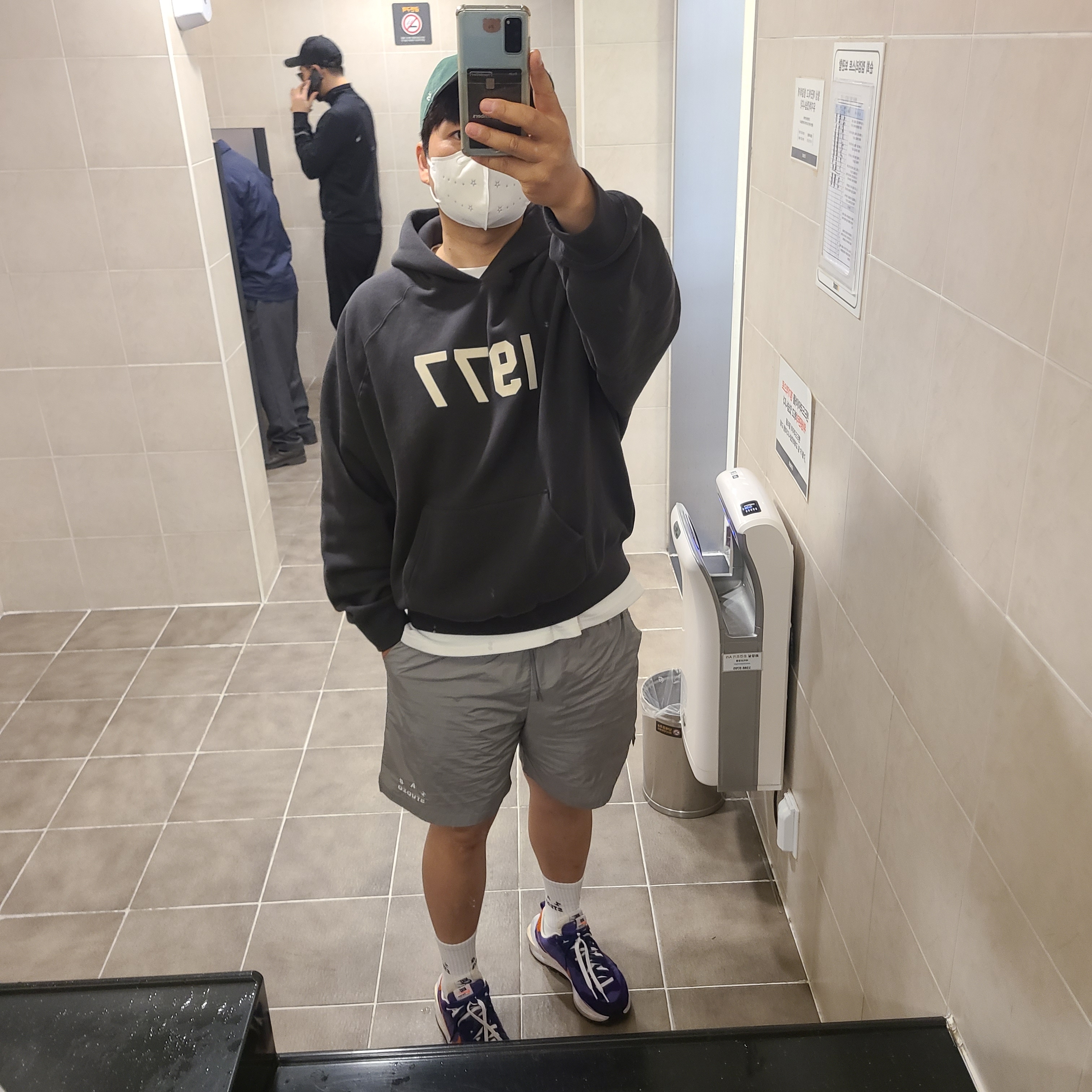 Essentials 1977 Hoodie Iron - 22SS, IAB Studio Woven Shorts Gray 착용 스타일