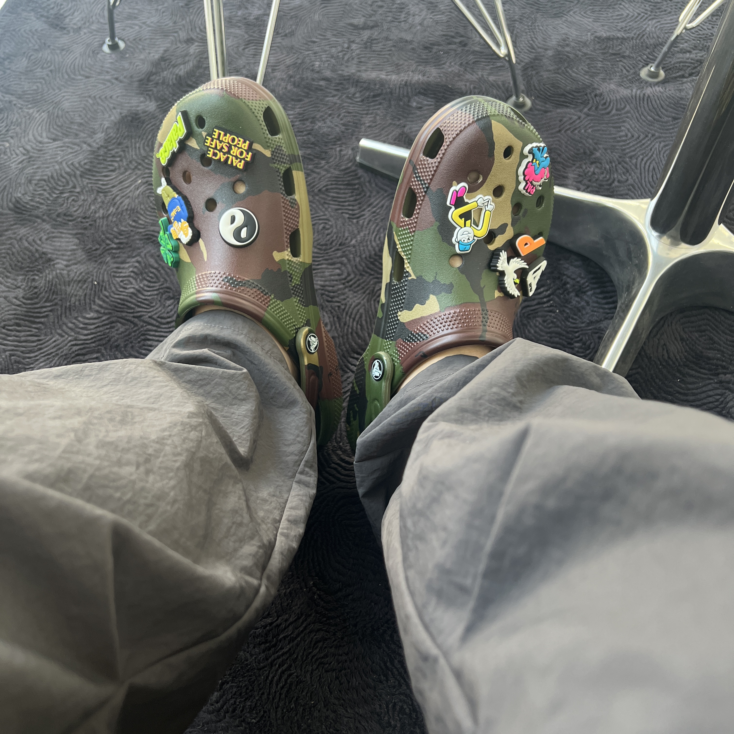 Crocs x Palace Classic Clog Woodland Camo, Stussy x Our Legacy Surfman Pig. Dyed T-Shirt Black - 21FW 착용 스타일