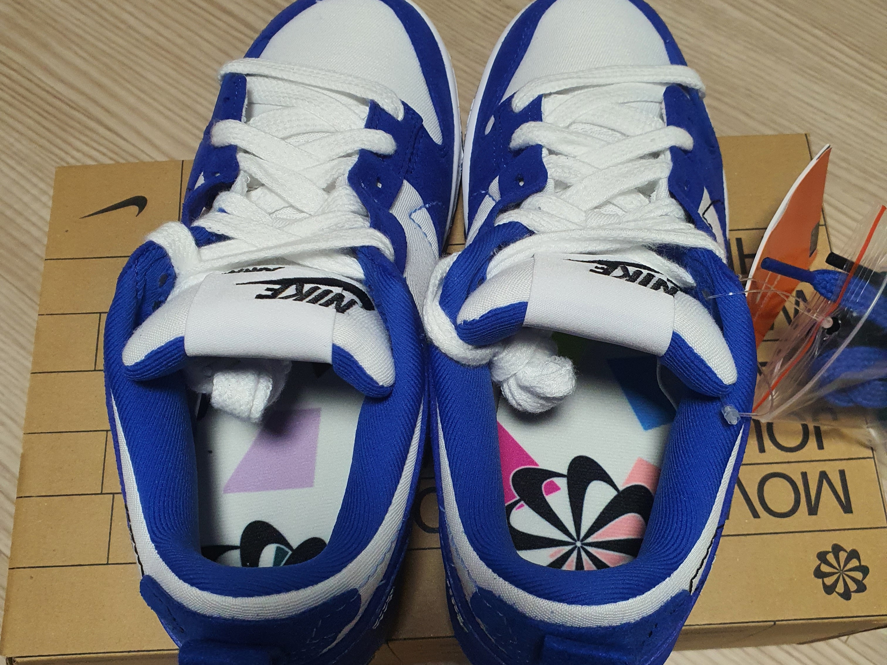 (W) Nike Dunk Low Disrupt 2 White and University Blue 착용 스타일 - 3