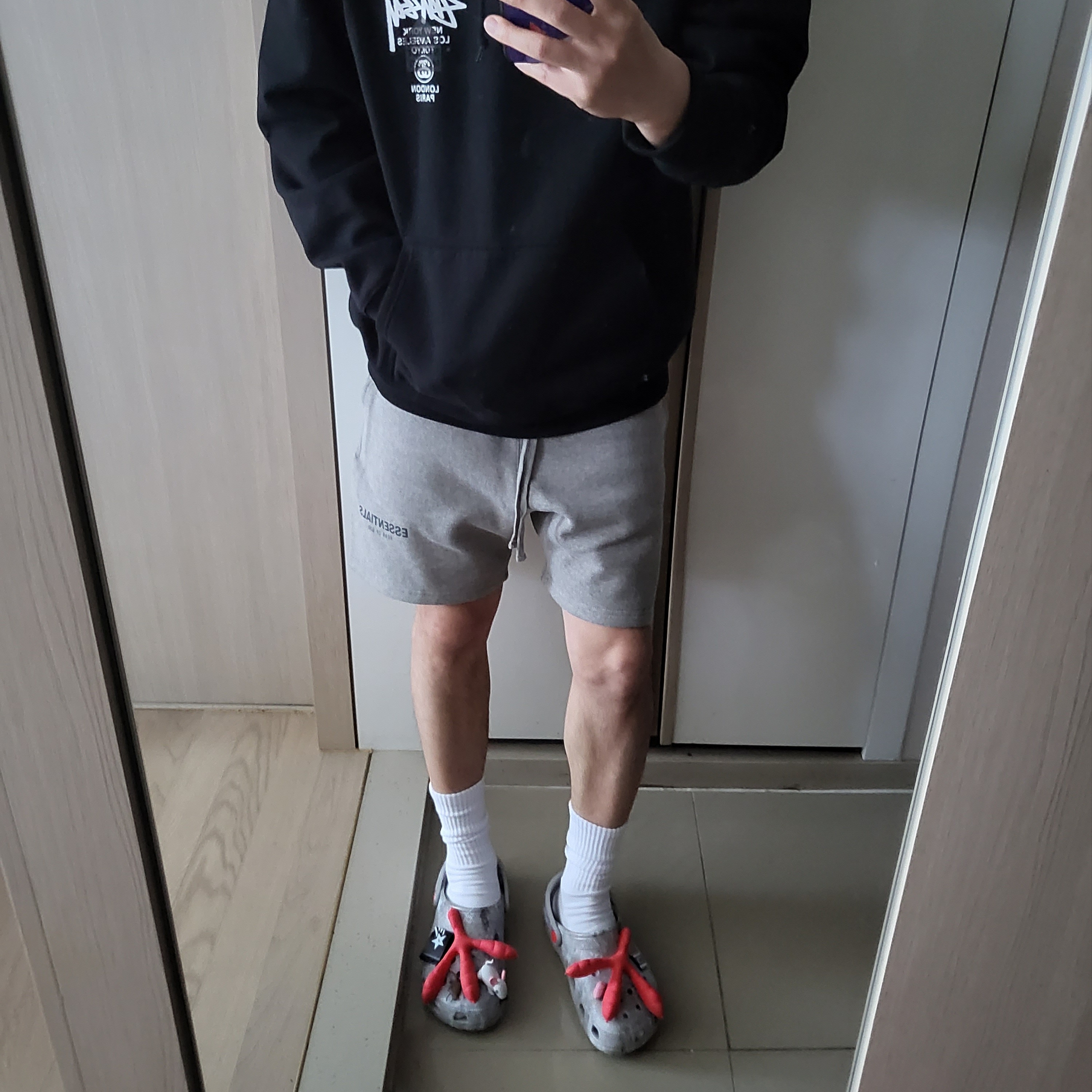 Crocs x Staple Classic Clog Grey Red 착용 스타일