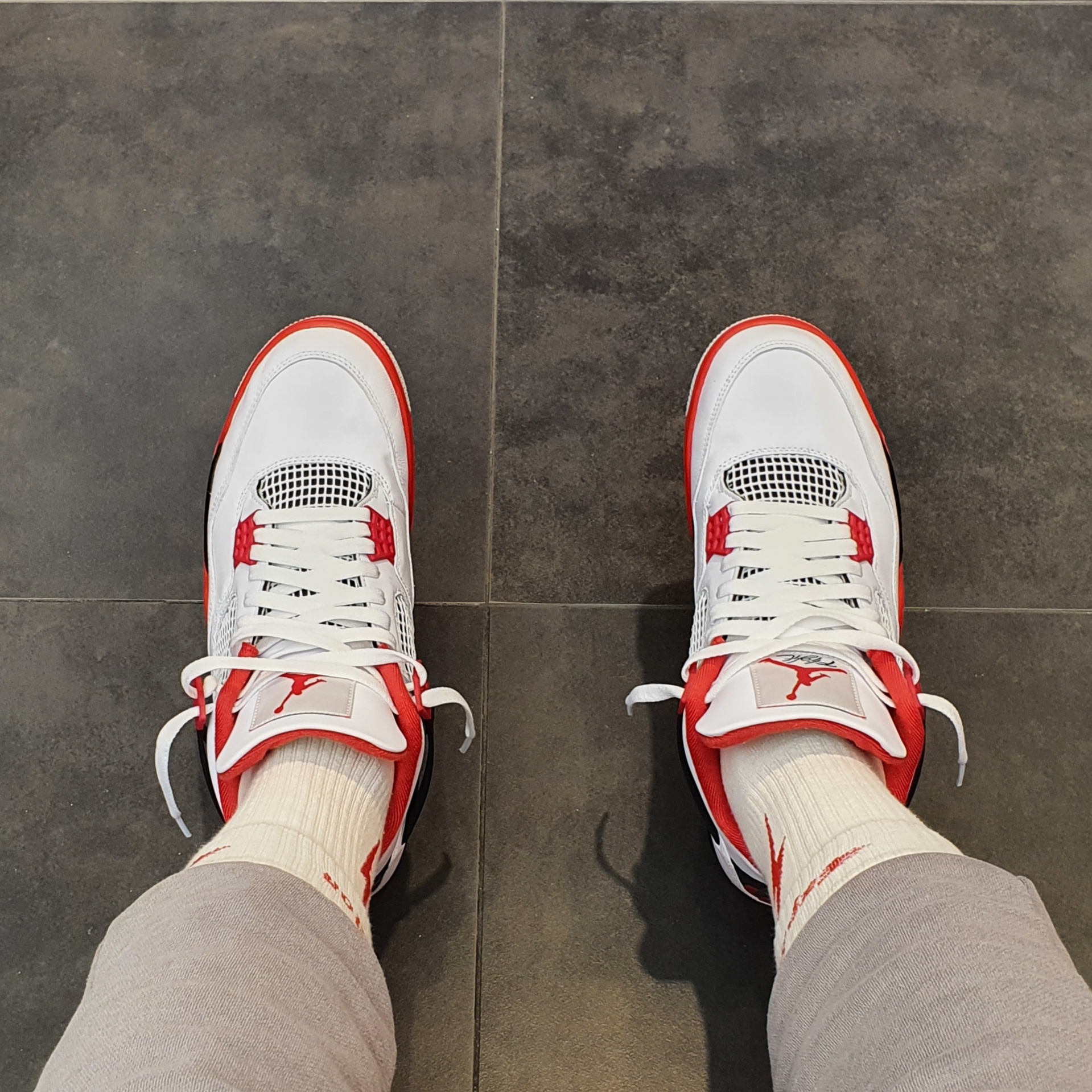 Jordan 4 Retro OG Fire Red 2020 착용 스타일 - 1