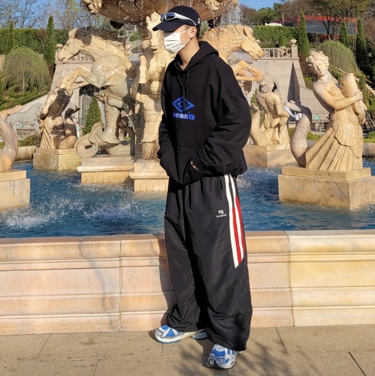 Balenciaga Runner Sneakers Blue White 착용 스타일 - 1