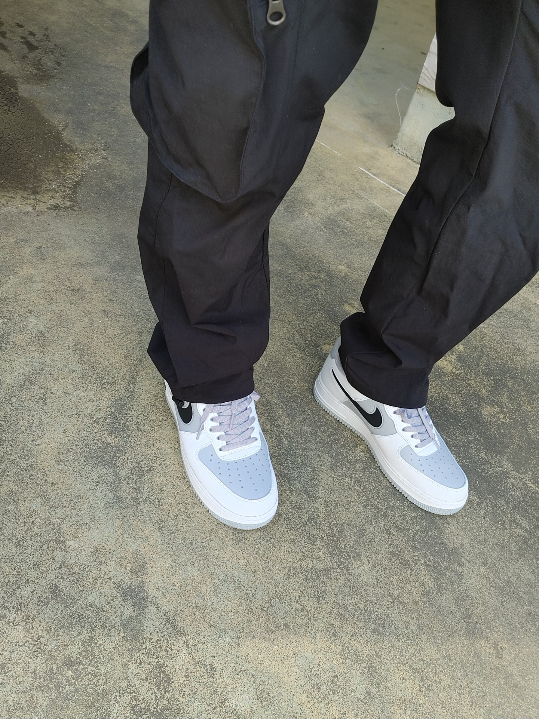 Nike Air Force 1 '07 Cut Out Swoosh Cool Grey 착용 스타일