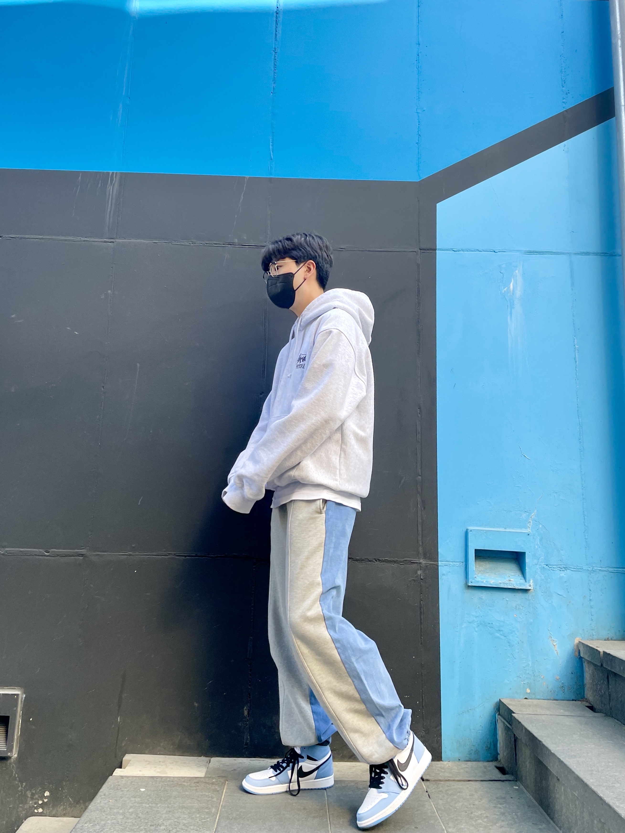 Stussy Stock Seoul Hood Ash Heather 2021, Jordan 1 Retro High OG University Blue 착용 스타일 - 1