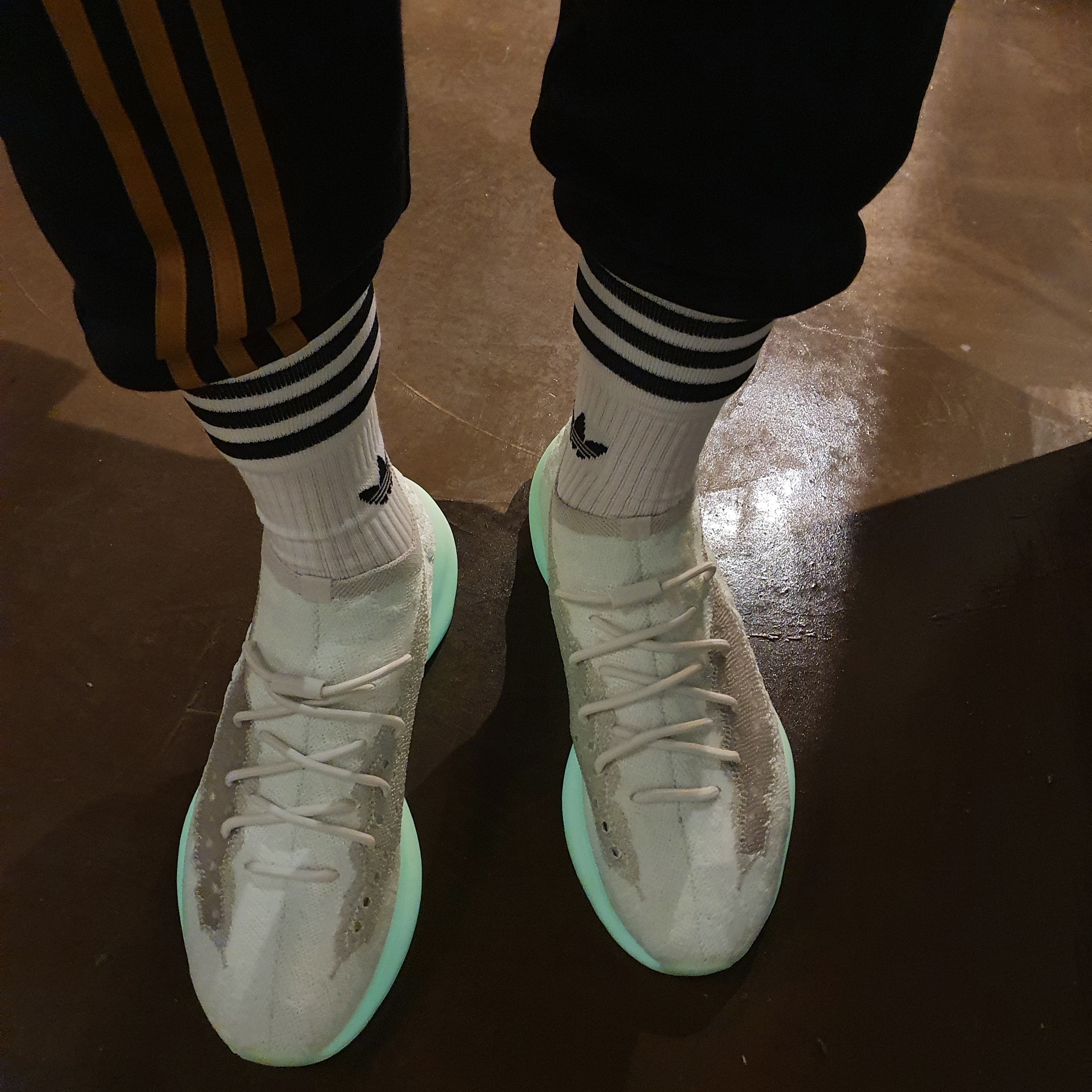 Adidas Yeezy Boost 380 Calcite Glow 착용 스타일 - 1