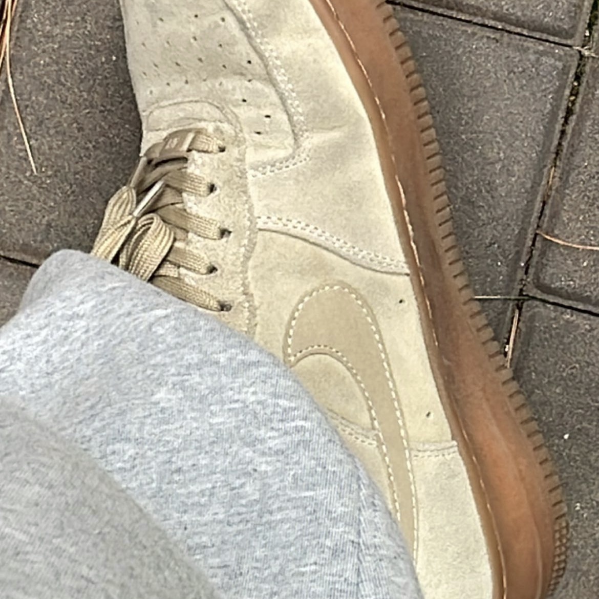 Nike Air Force 1 '07 LV8 Suede Mushroom 착용 스타일
