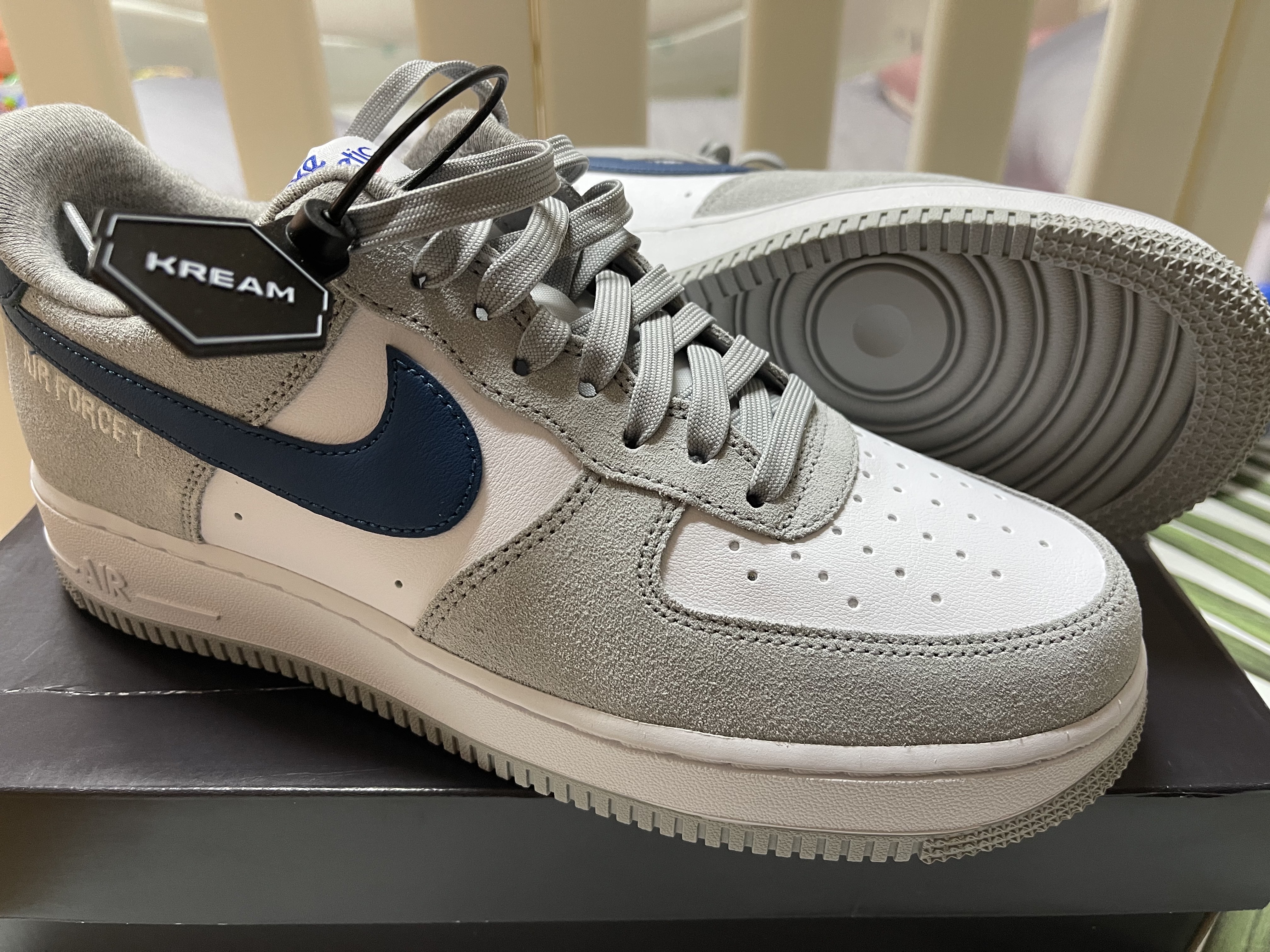Nike Air Force 1 '07 LV8 Athletic Club Light Smoke Grey Marina 착용 스타일 - 2