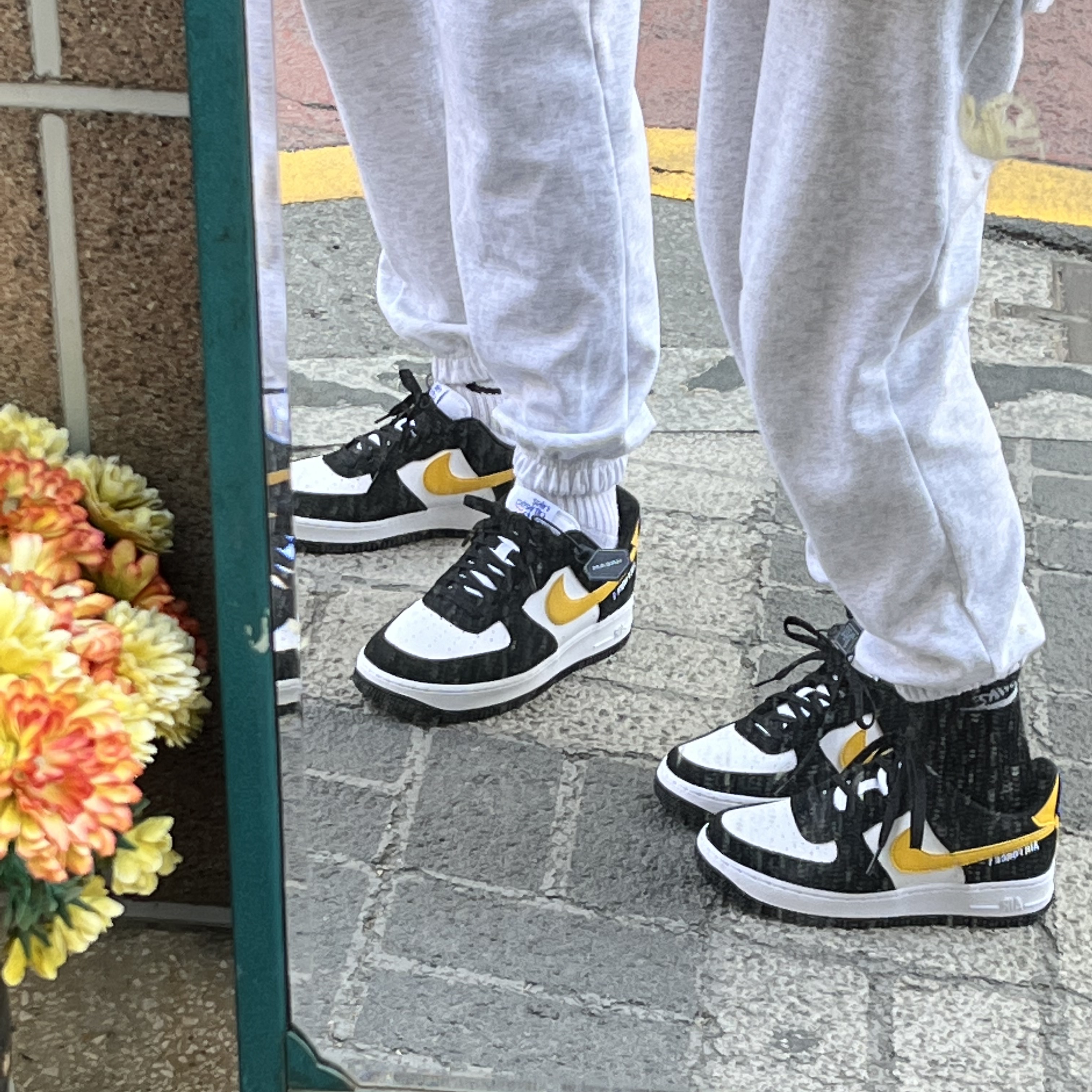 (GS) Nike Air Force 1 LV8 Athletic Club Black Dark Sulfur, Nike Air Force 1 '07 LV8 Athletic Club Black Dark Sulfur 착용 스타일 - 3