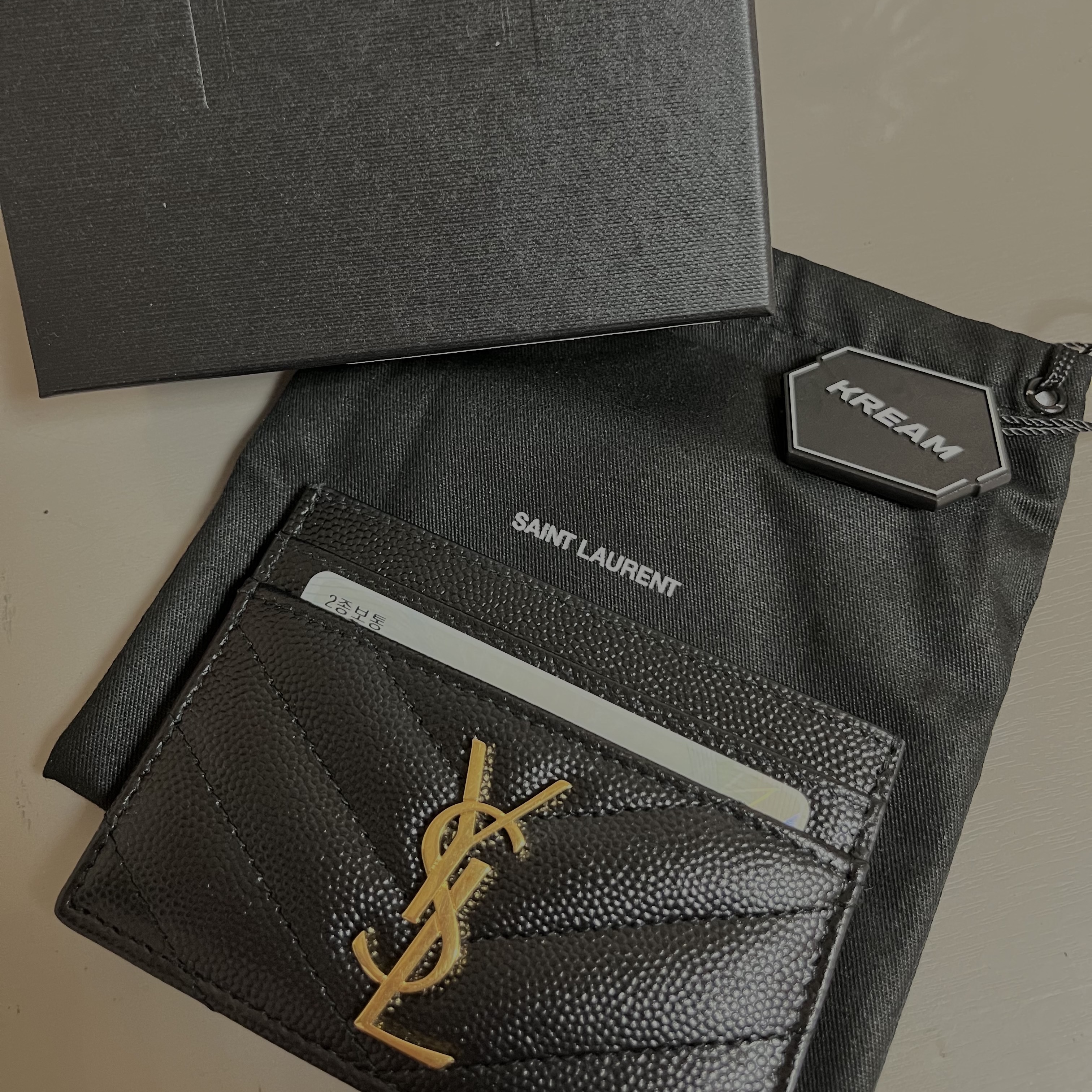 Saint Laurent Cassandre Matelasse Card Case in Grain De Poudre Embossed Leather Black 착용 스타일